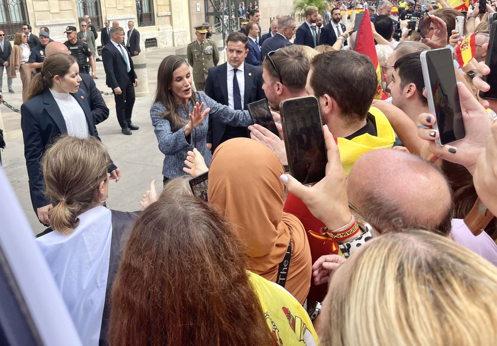 Álbum de una jornada histórica: Felipe y Letizia, con los ceutíes