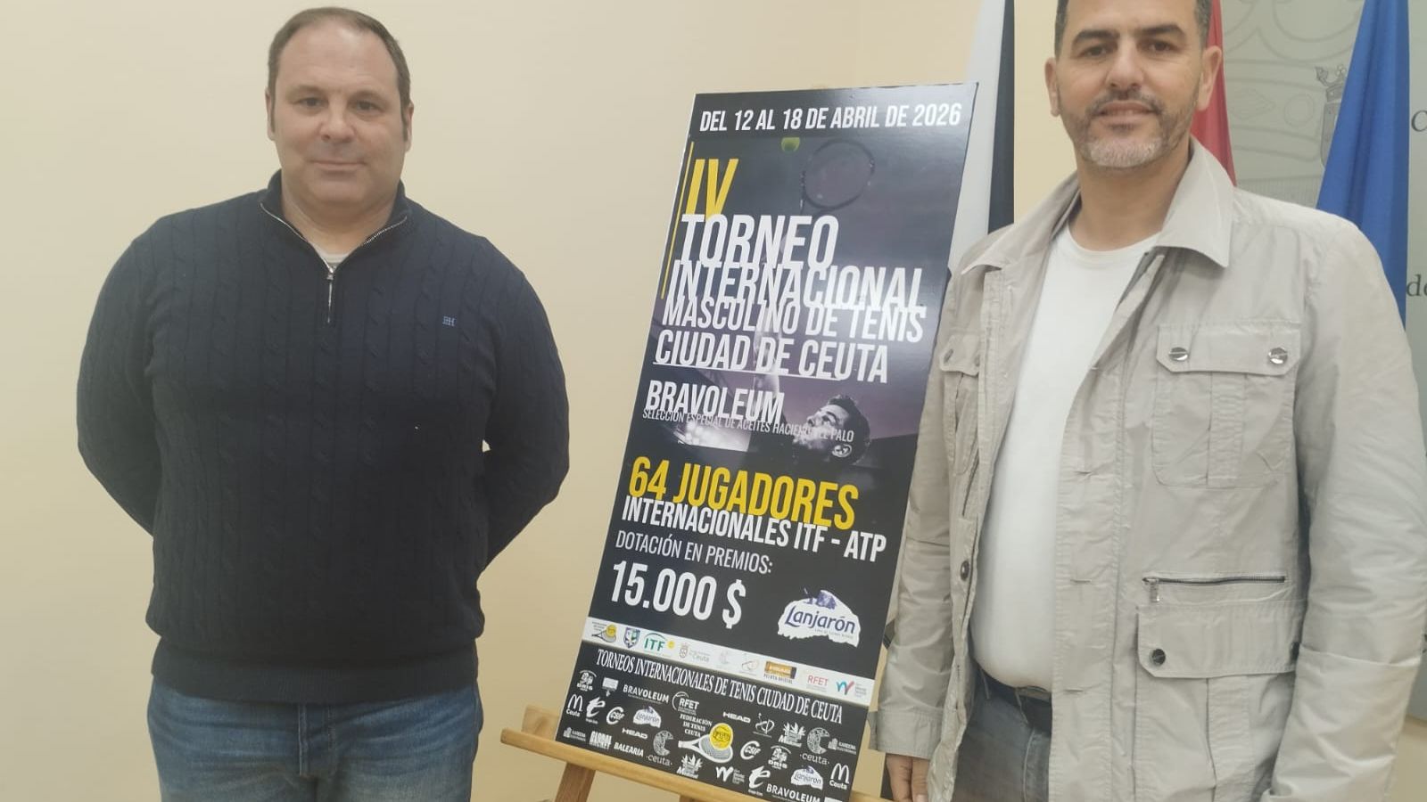 Aguilera y Yasin junto al cartel del torneo