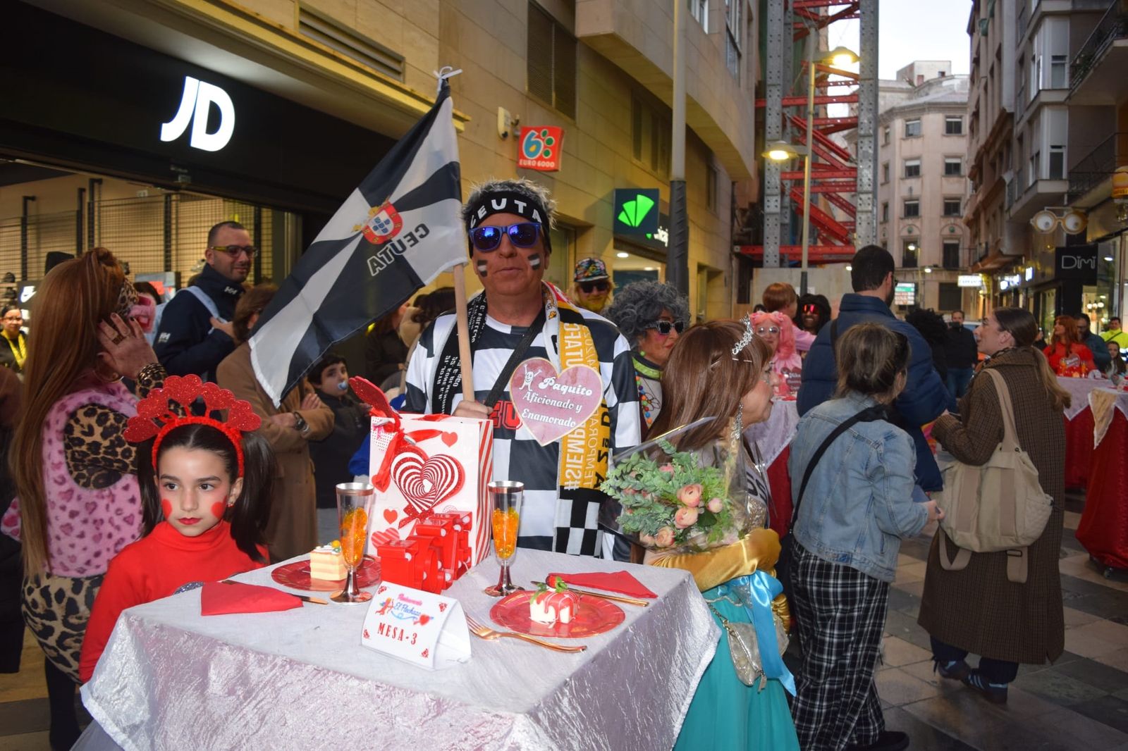 Los Popi enamoran a Ceuta con un pasacalles destinado a la búsqueda de su “media caballa”