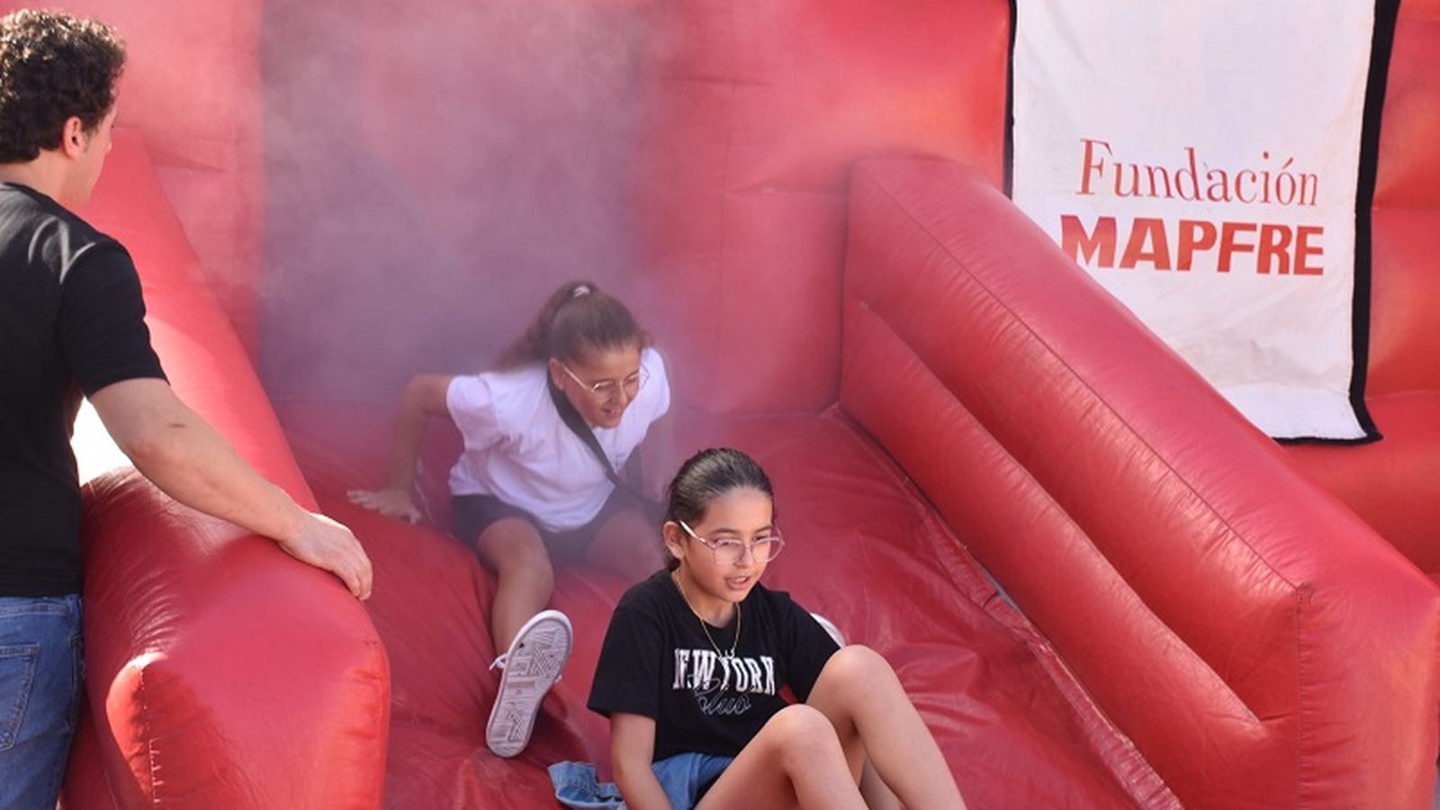 Dos niñas salen de la 'Casa del Fuego', una de las actividades de las jornadas