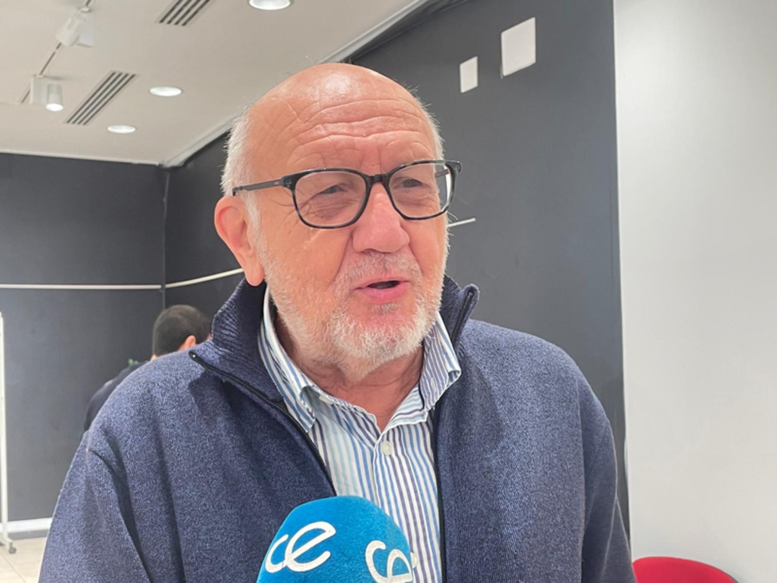 Juan de Dios Fernández, maestro y orientador granadino, en declaraciones a los medios antes de ofrecer su ponencia. / FOTO REDUAN
