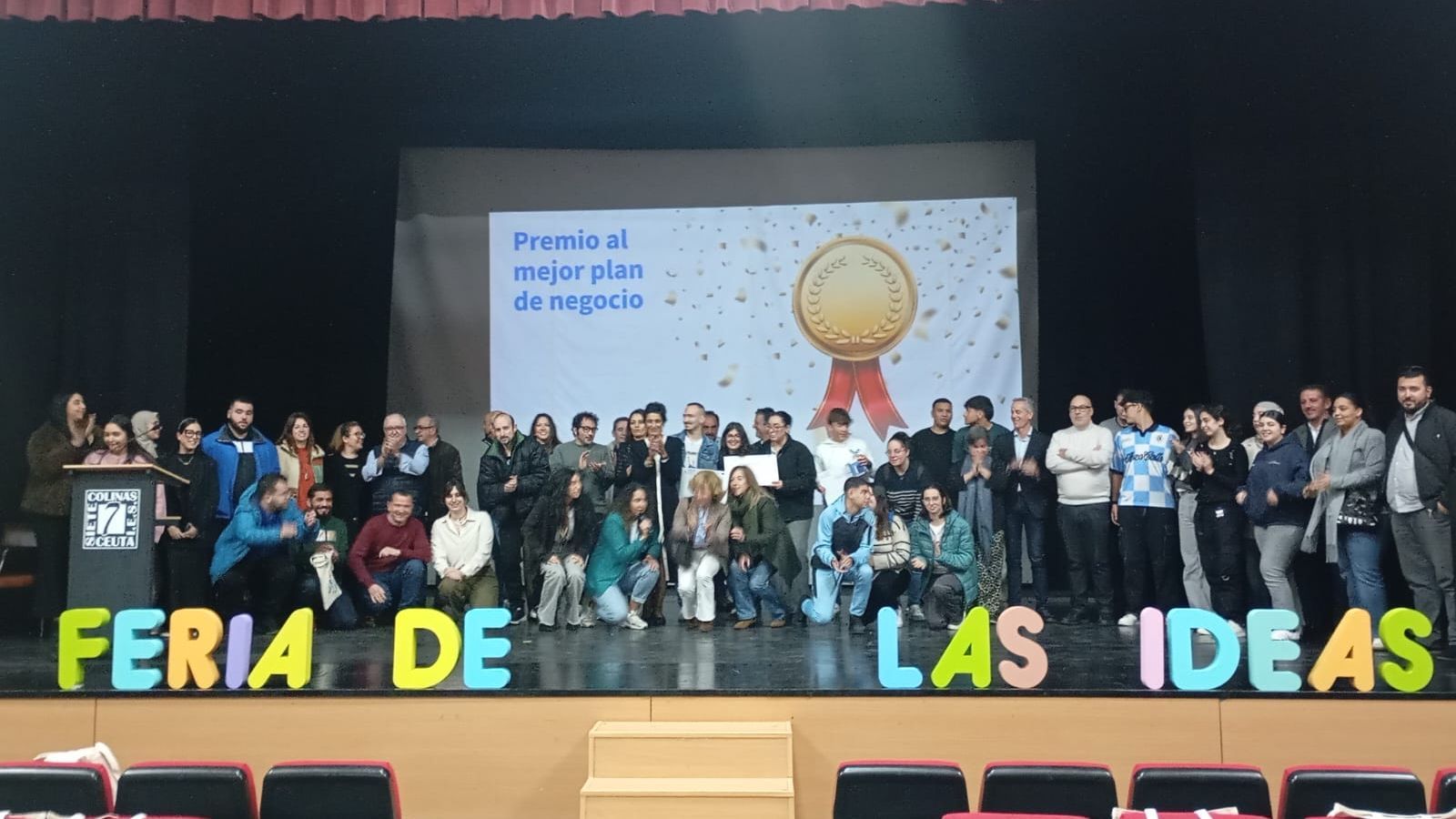 Entre los miembros del jurado, la consejera de Transformación Económica, Hacienda y Transición Digital, Kissy Chandiramani y el director provincial del MEFP, Miguel Señor.