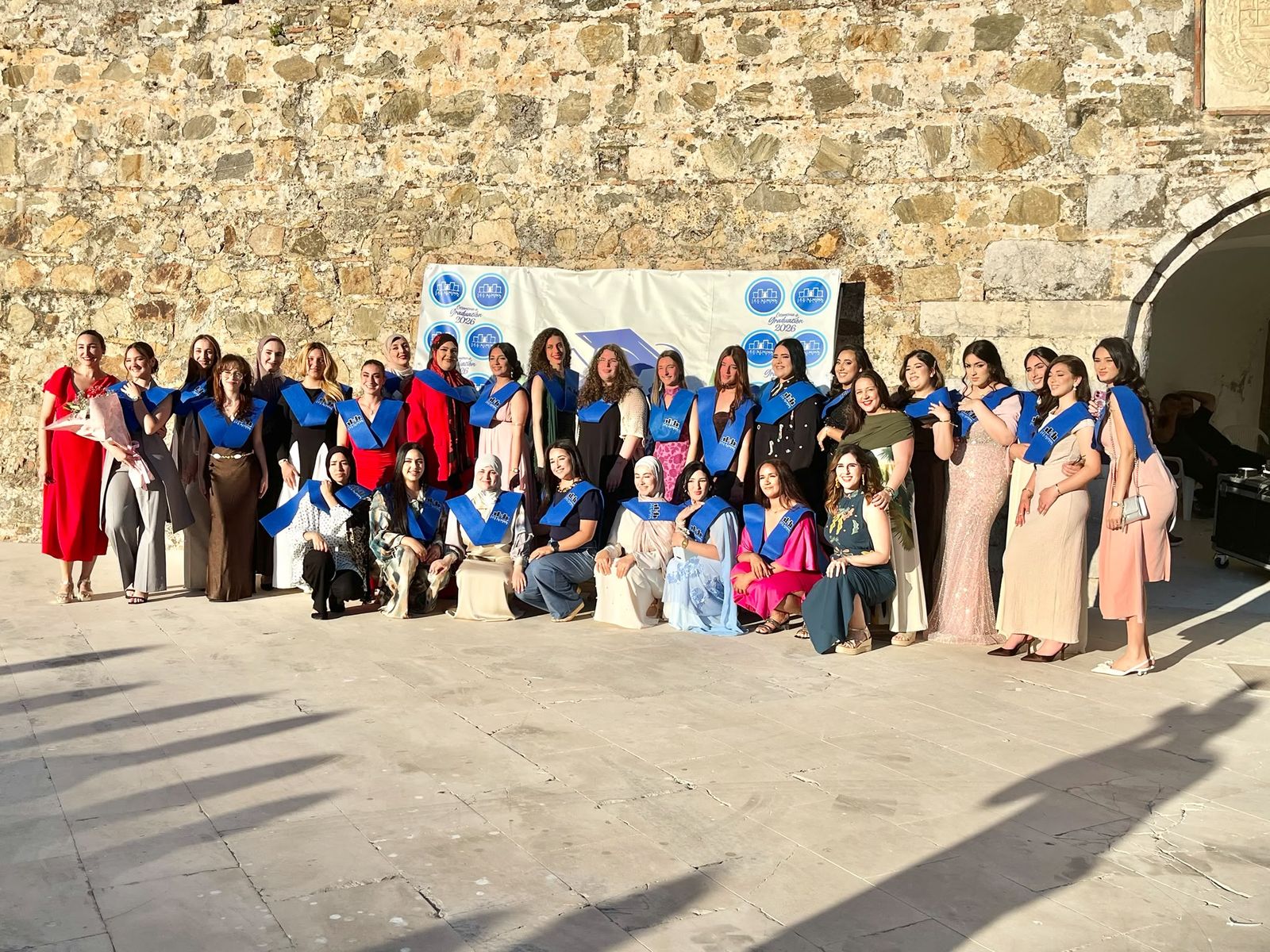 El Almina celebra un multitudinario acto de graduación de 300 alumnos