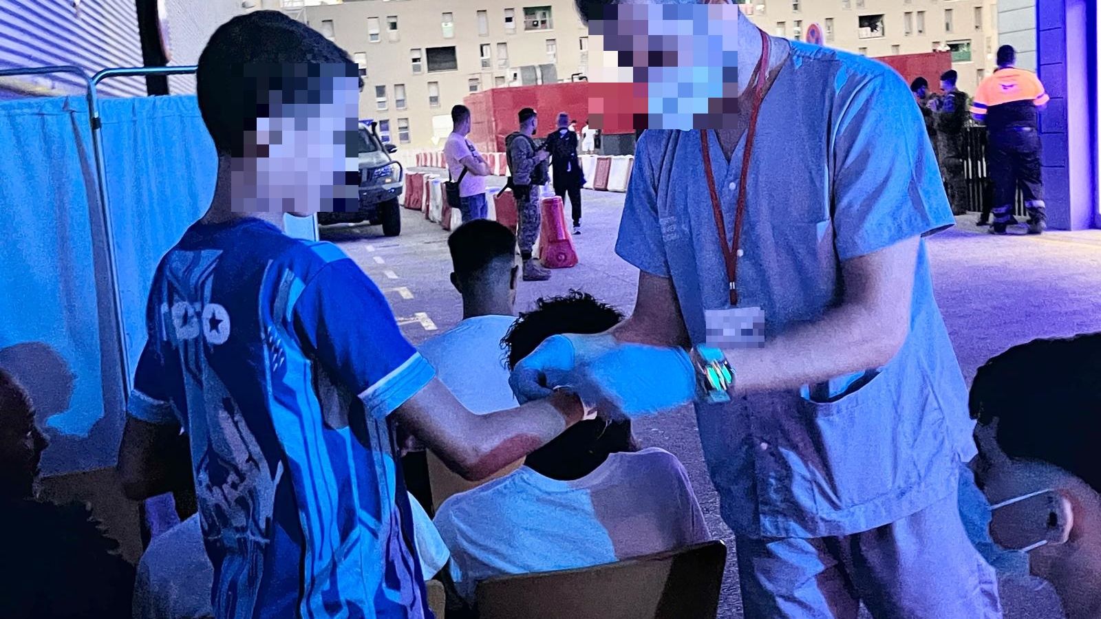 Un sanitario atiende a un joven migrante a las puertas de Urgencias