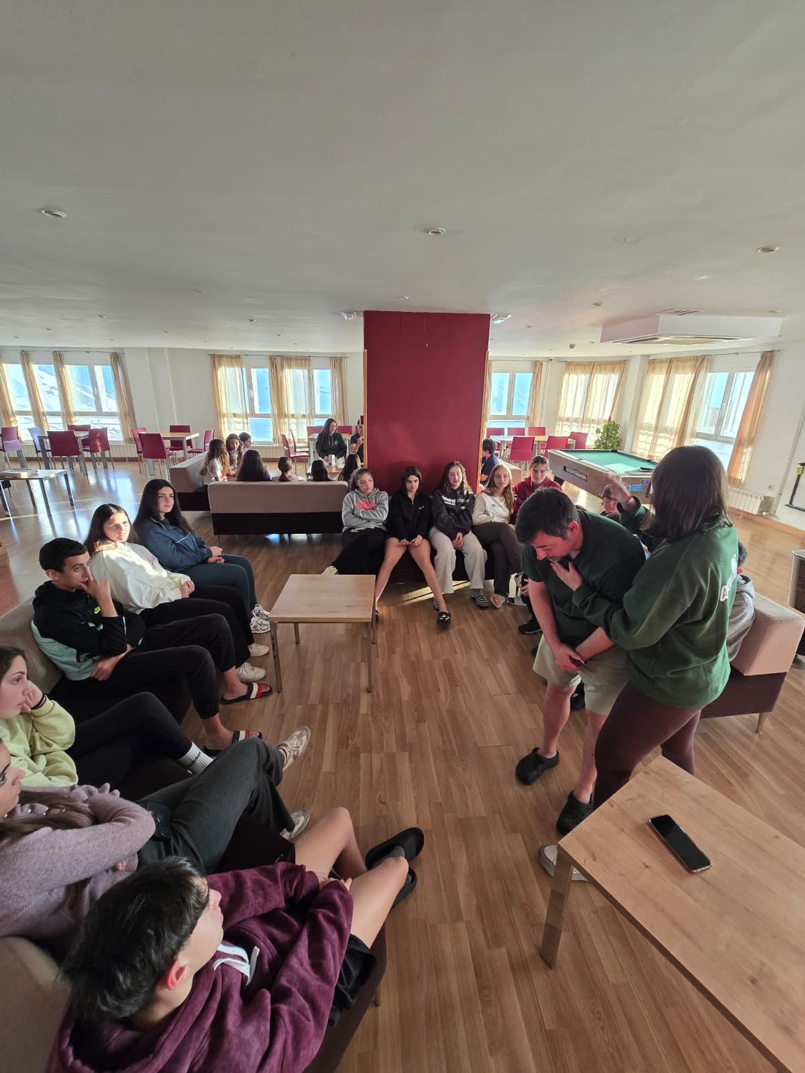 De Ceuta a la nieve: 80 jóvenes disfrutan de deporte, naturaleza y convivencia en Sierra Nevada