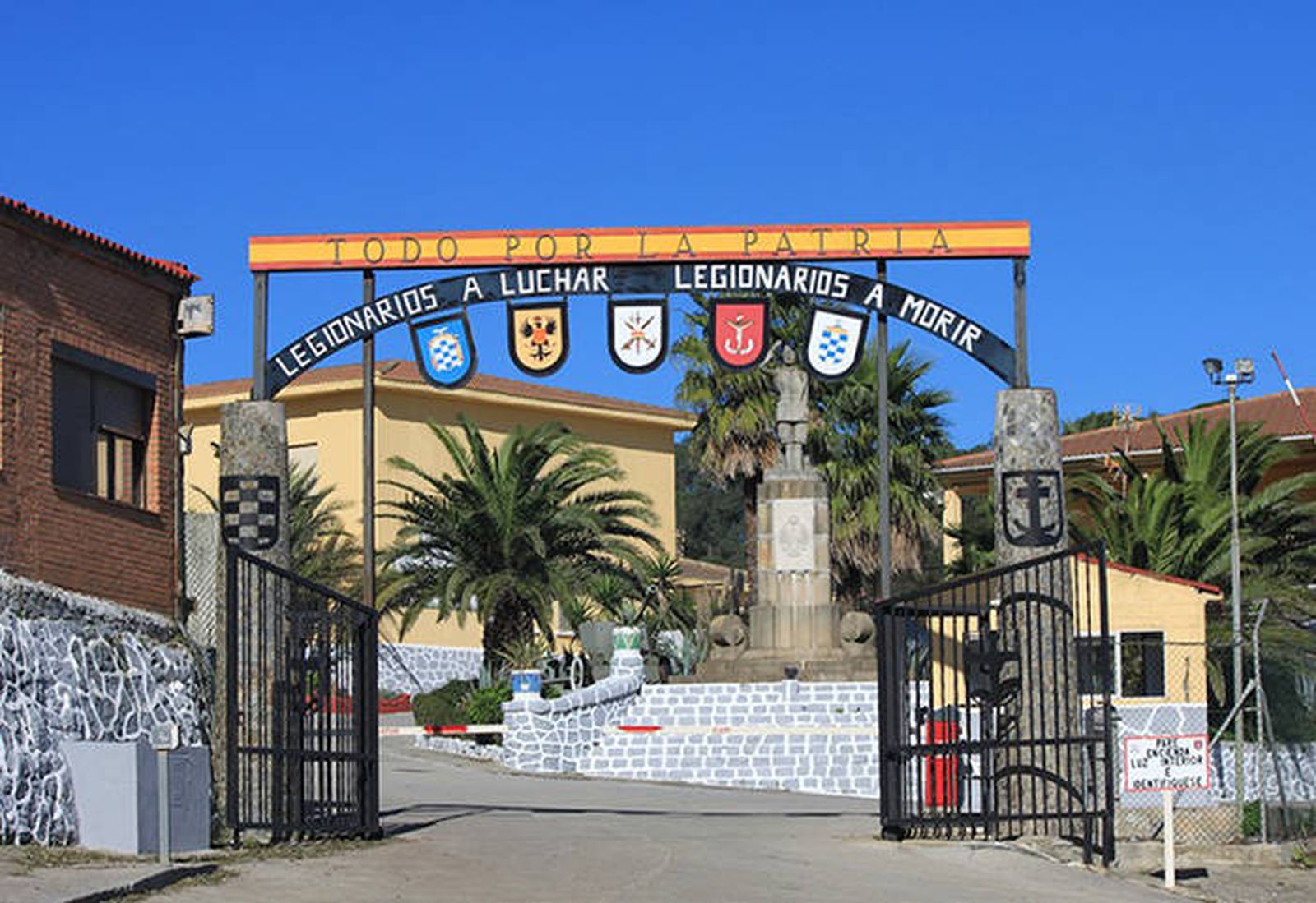 Entrada al acuartelamiento de García Aldave, sede de La Legión