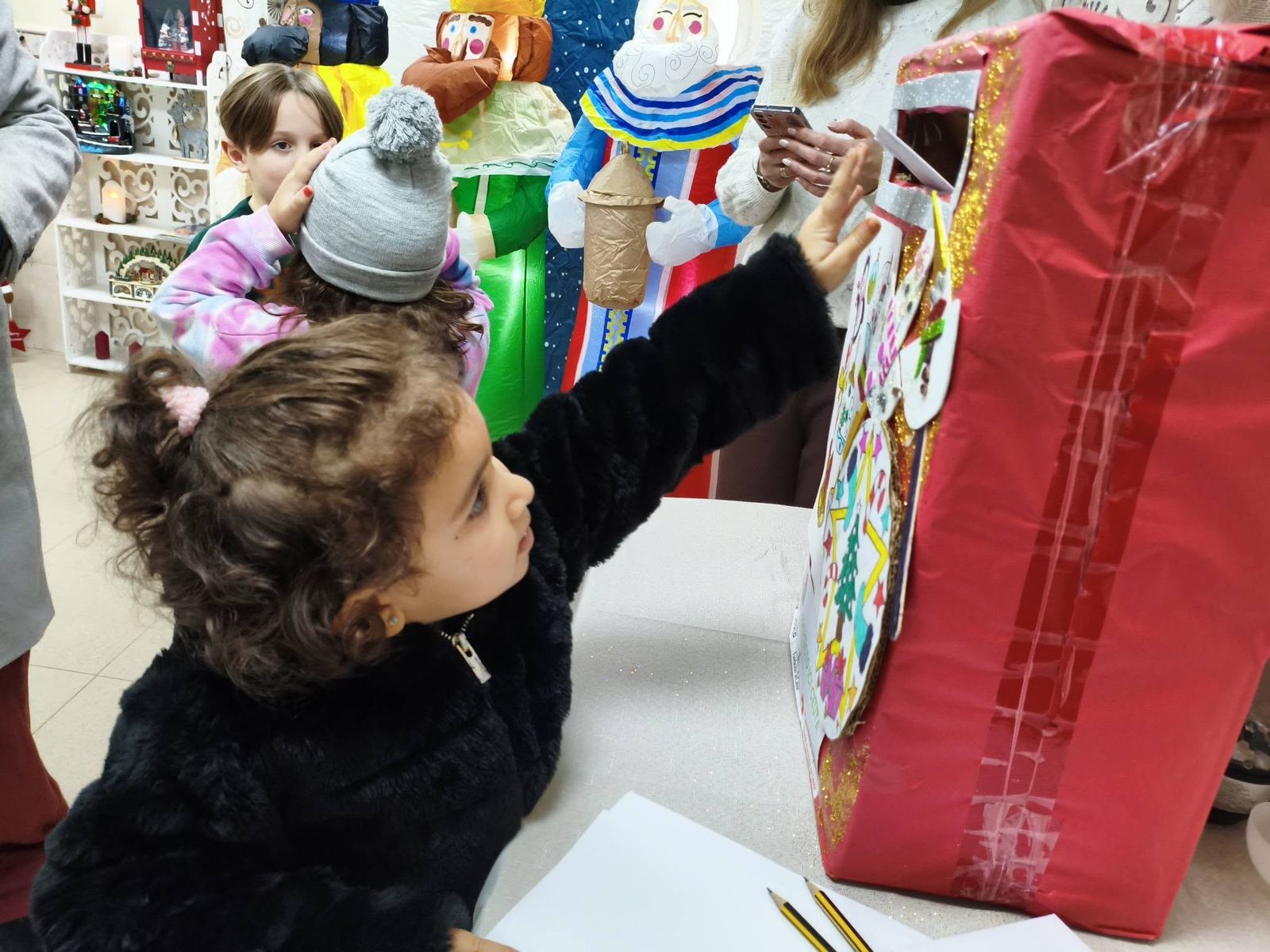 Los más pequeños de Miramar Alto entregan sus cartas a los Reyes Magos