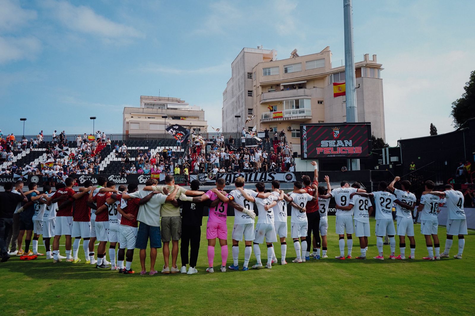 Los jugadores celebran con su afición la victoria ante el Sanse