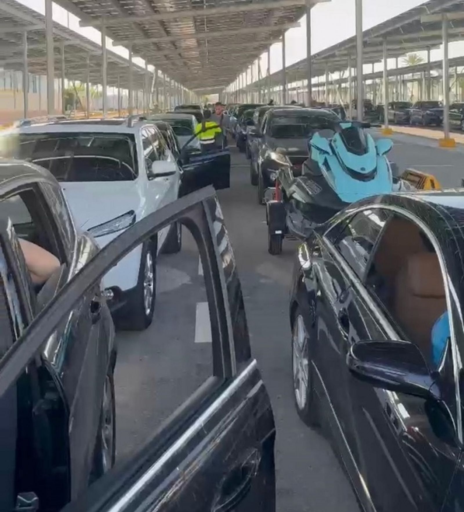 Colapso en el acceso al barco de Armas este jueves alrededor de las 18:00. / FOTO CEDIDA