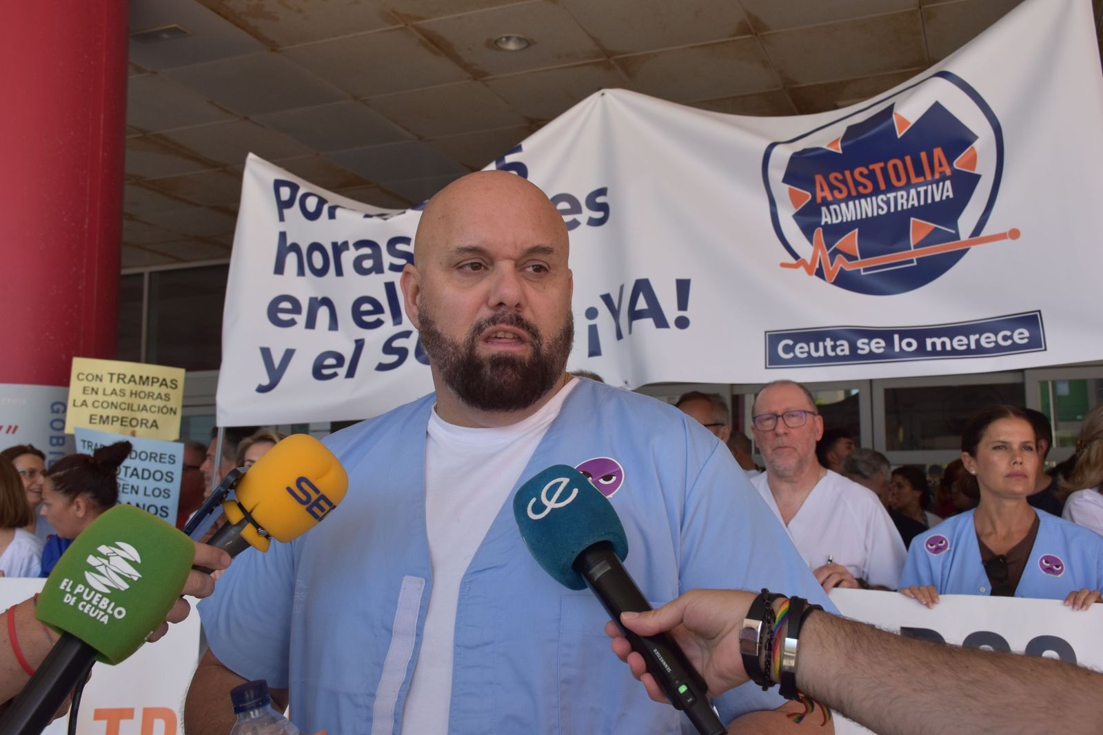 El presidente de la Junta de Personal, Alejandro Artero, comparece ante la prensa durante una concentración en el hospital contra la aplicación de INGESA de la jornada de 35 horas
