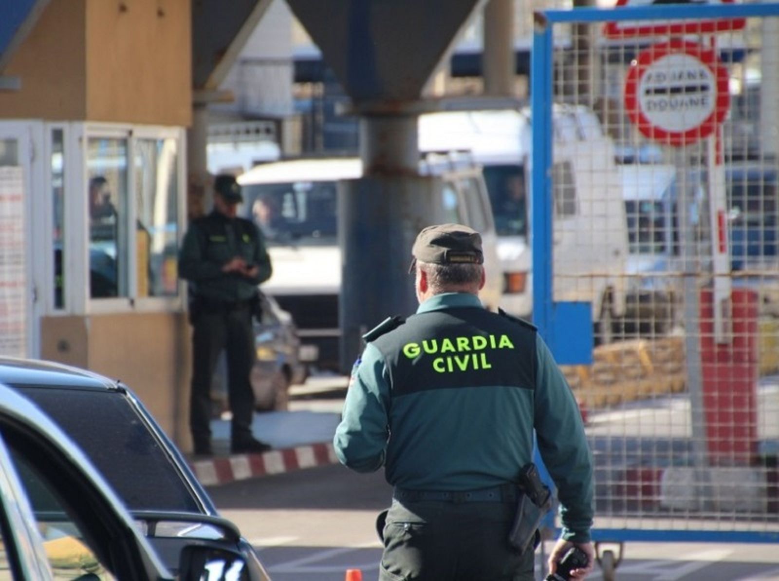 Un Guardia Civil en la frontera de Ceuta en una imagen de archivo. / FOTO EL PUEBLO