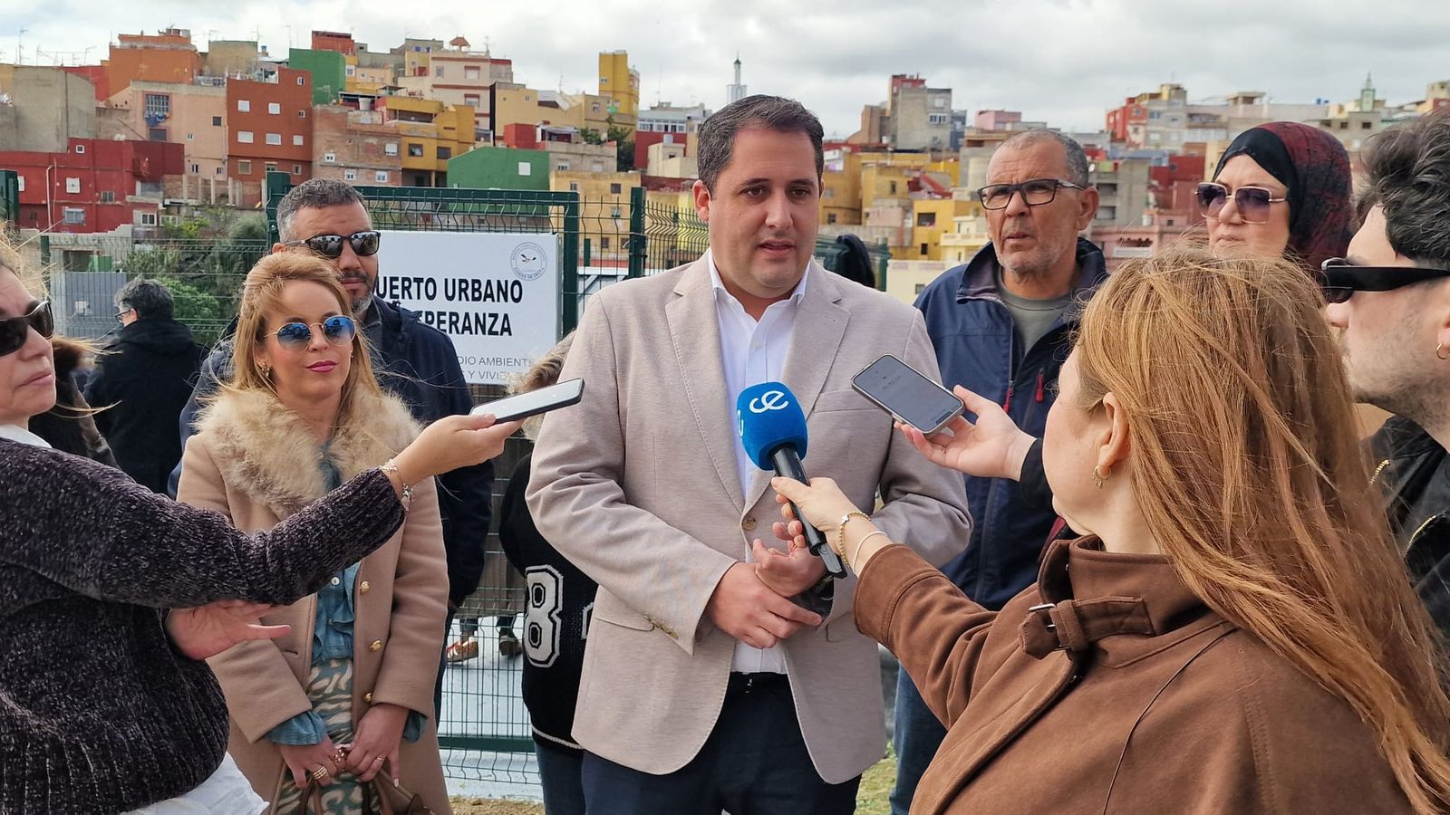 Ramírez en la atención a medios desde el acceso al huerto urbano