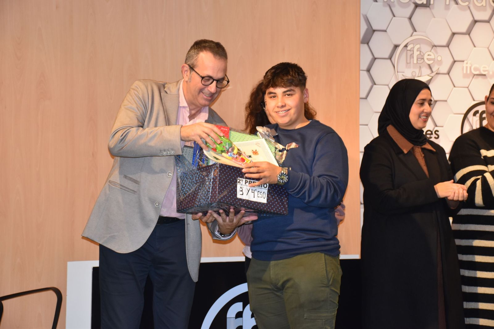 La entrega de premios de la FAMPA por la confección de tarjetas navideñas, en imágenes