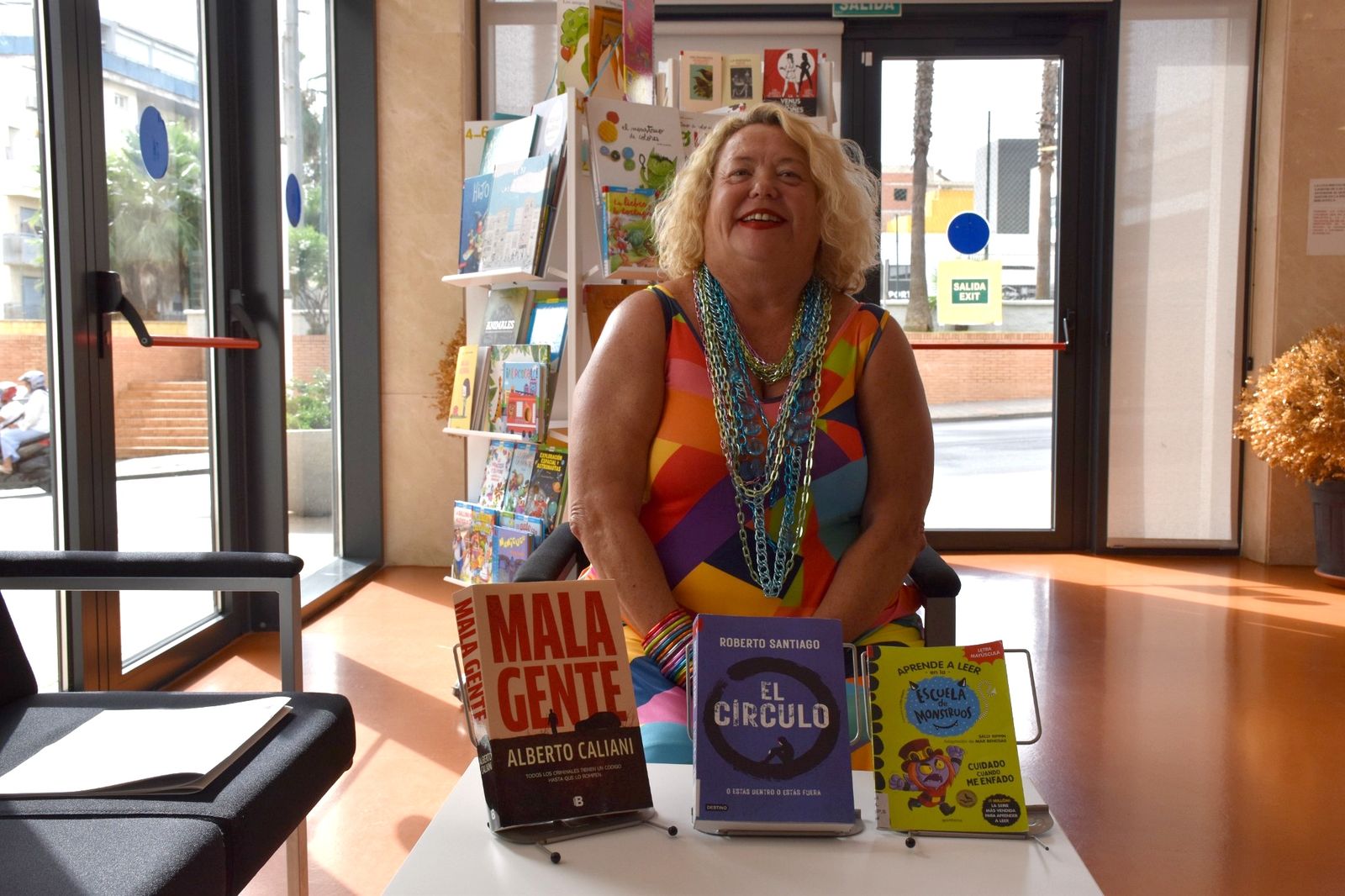 Yolanda Carbonell posa con los tres libros recomendados la cuarta semana de lunes literario
