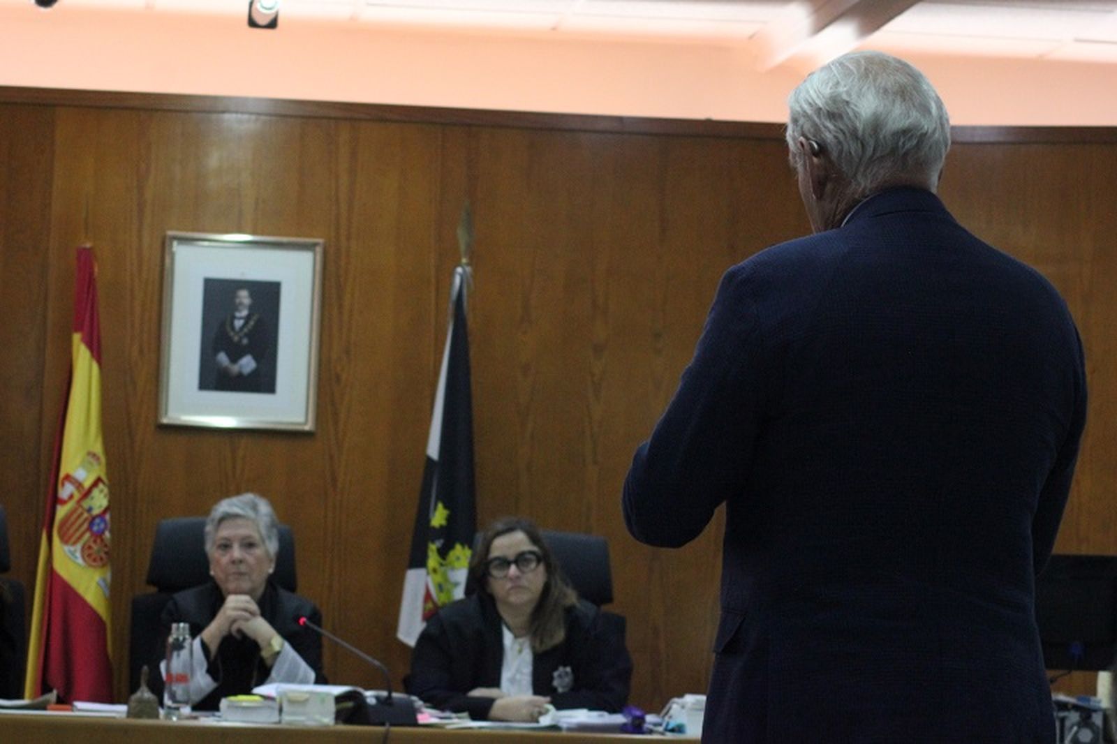 El doctor Cabrera frente al tribunal de la Audiencia. / FOTO S.C.