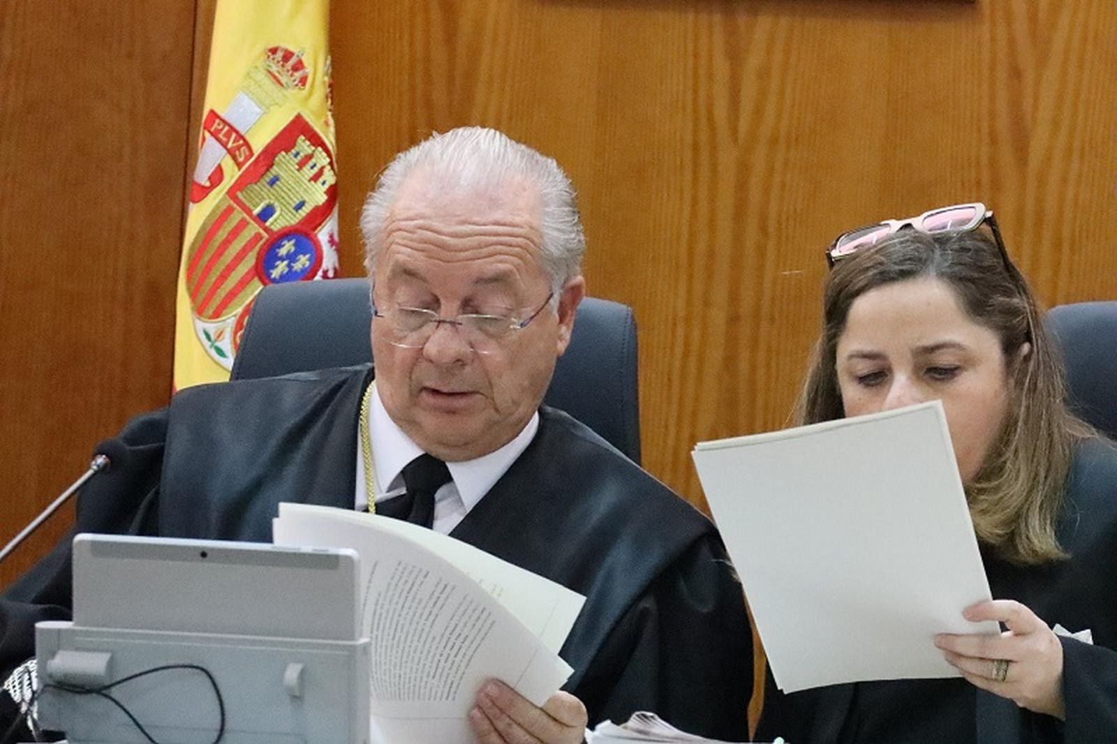 Fernando Tesón revisando documentación durante el juicio. / FOTO REDUAN