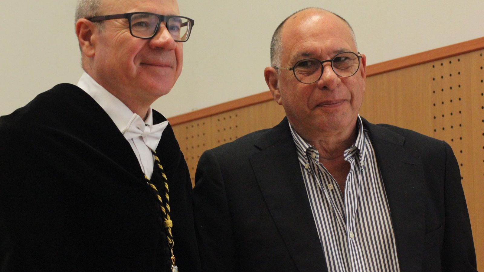 Julio García Roldán obtiene la Medalla de Plata de manos del rector.