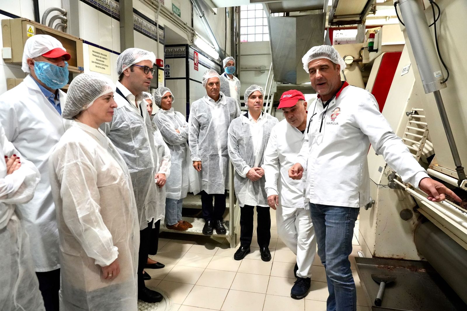 Carlos Cuerpo conoce de primera mano el comercio del Tarajal y los secretos del chocolate Maruja
