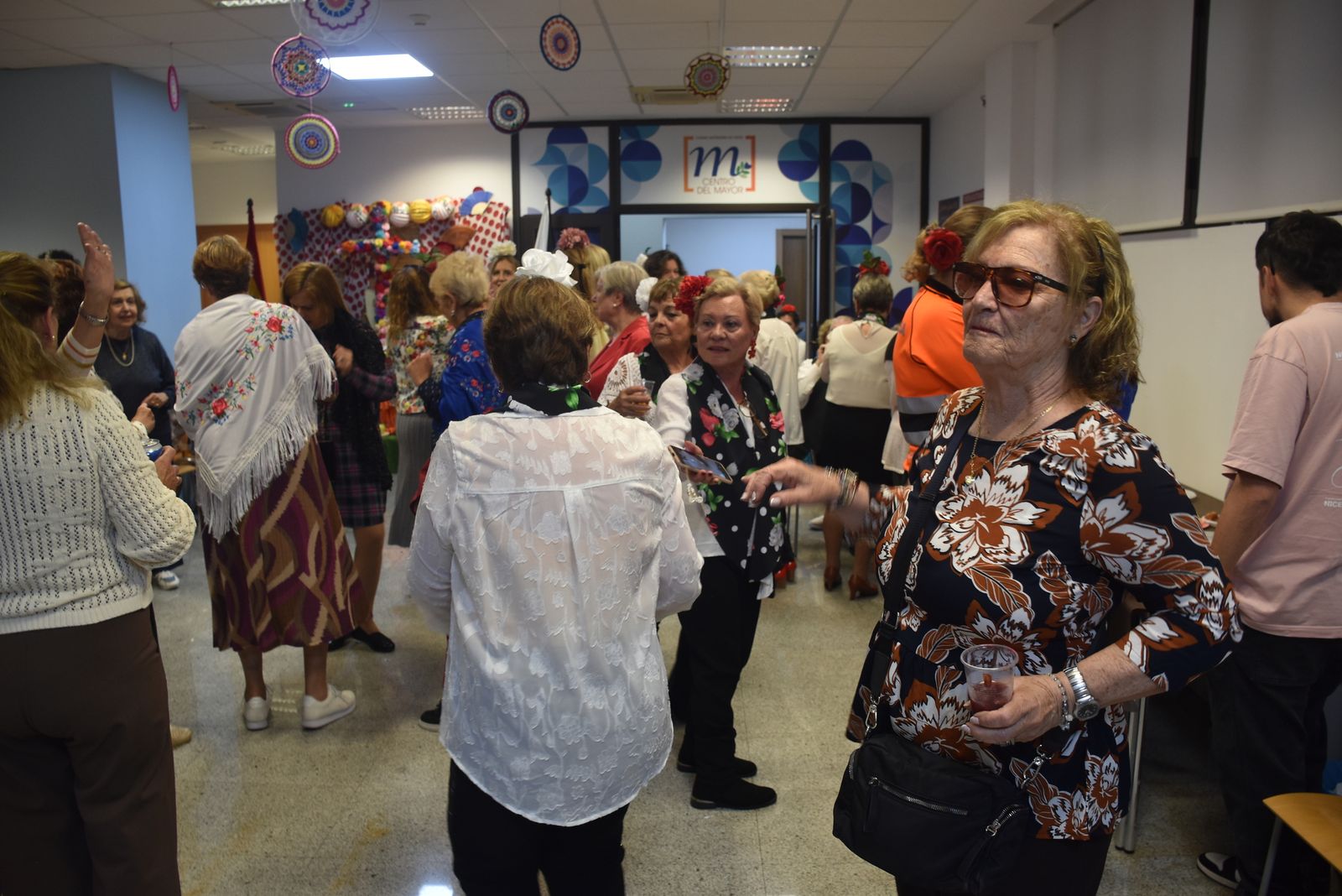 Las mujeres del Centro del Mayor celebran sus Cruces de Mayo