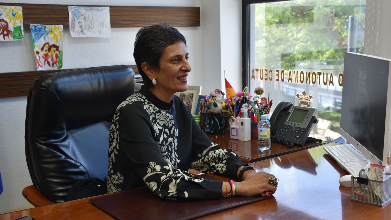 La consejera de Hacienda, Kissy Chandiramani, sentada en el escritorio de su despacho en el Ceuta Center