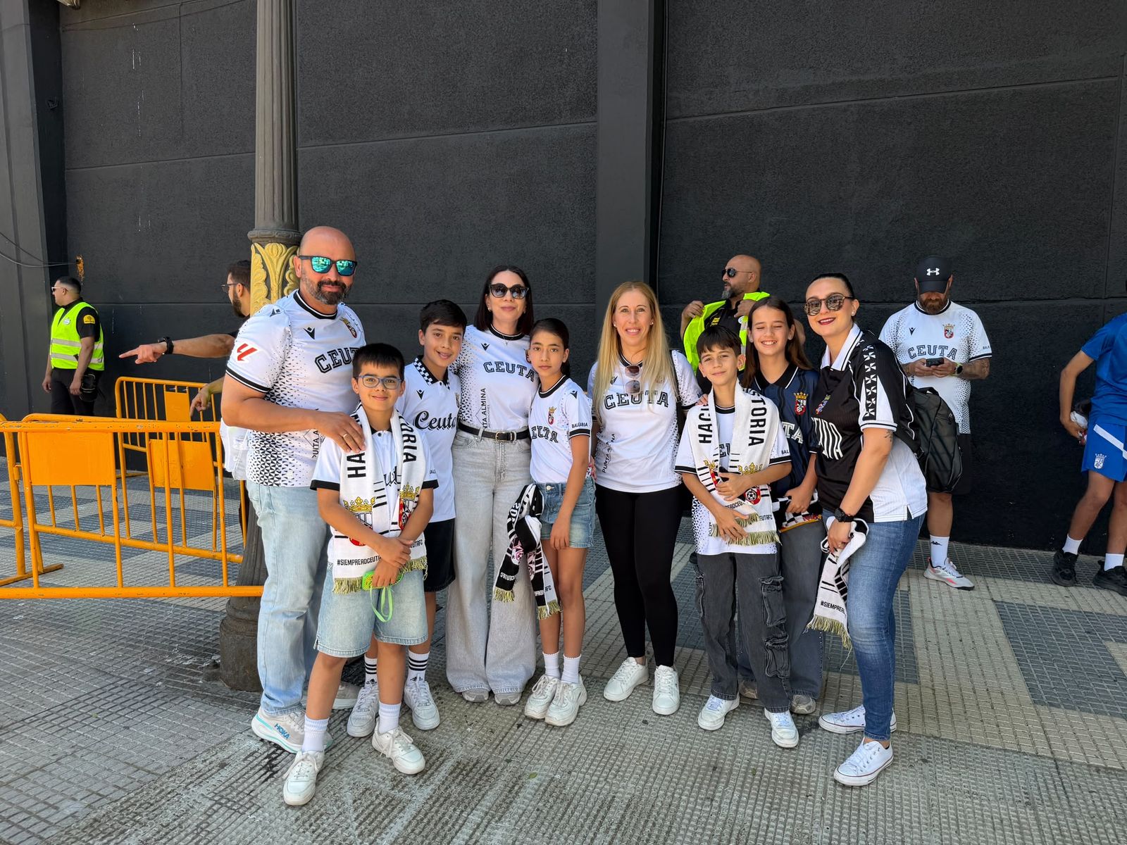 Aficionados ceutíes recibiendo a la AD Ceuta