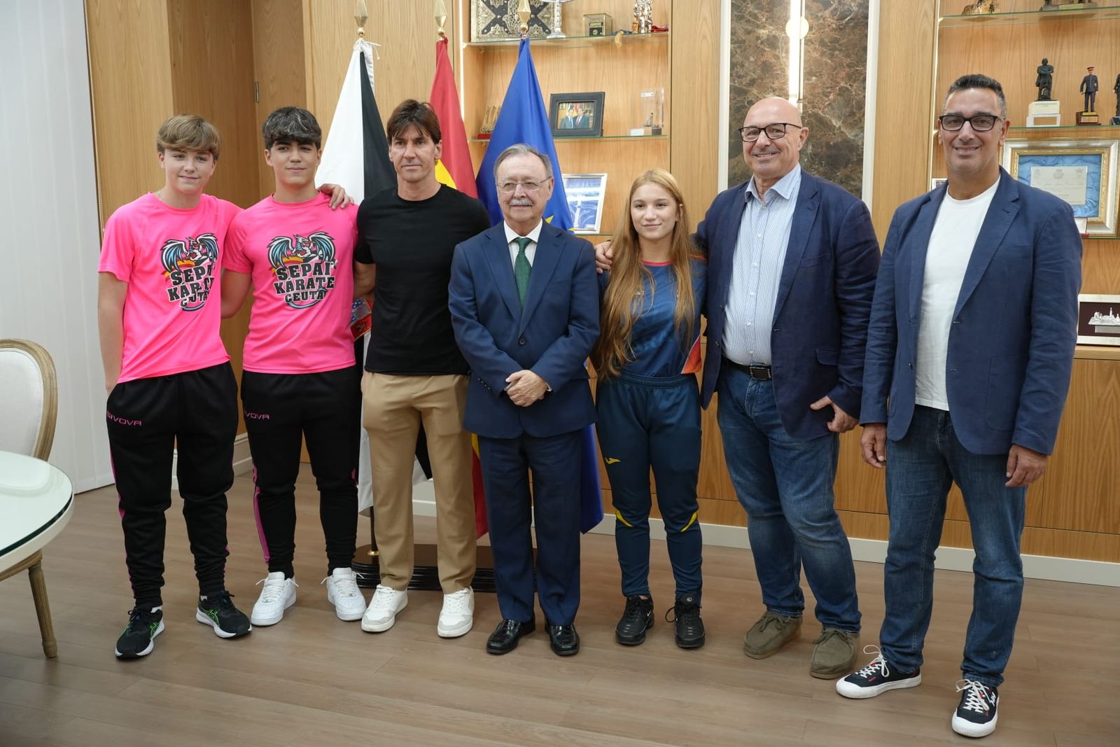 Juan Vivas posa con los tres jóvenes karatecas