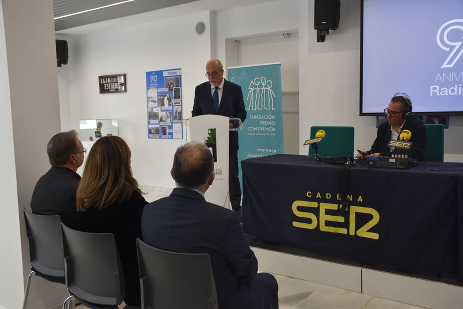 El director de Radio Ceuta, Joaquín Guirval, ofrece un discurso durante la inauguración de la exposición. / FOTO G.S.