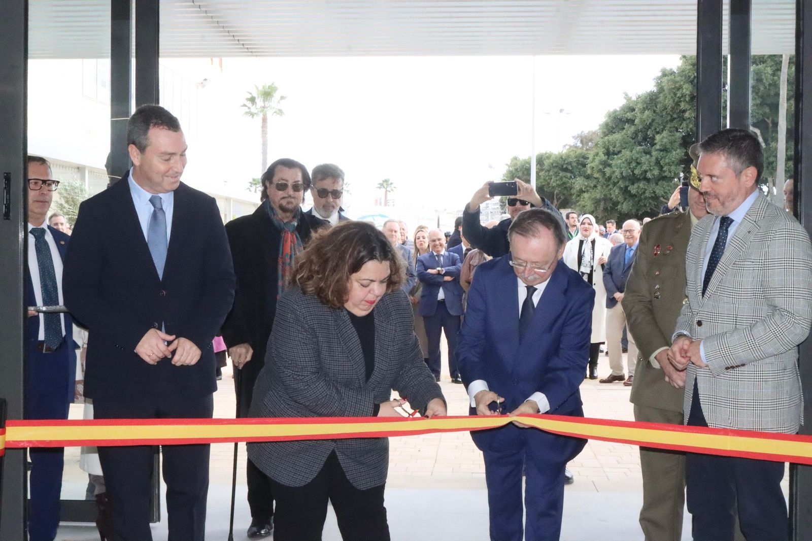 Corte de cinta para inaugurar la nueva Estación Marítima de Ceuta