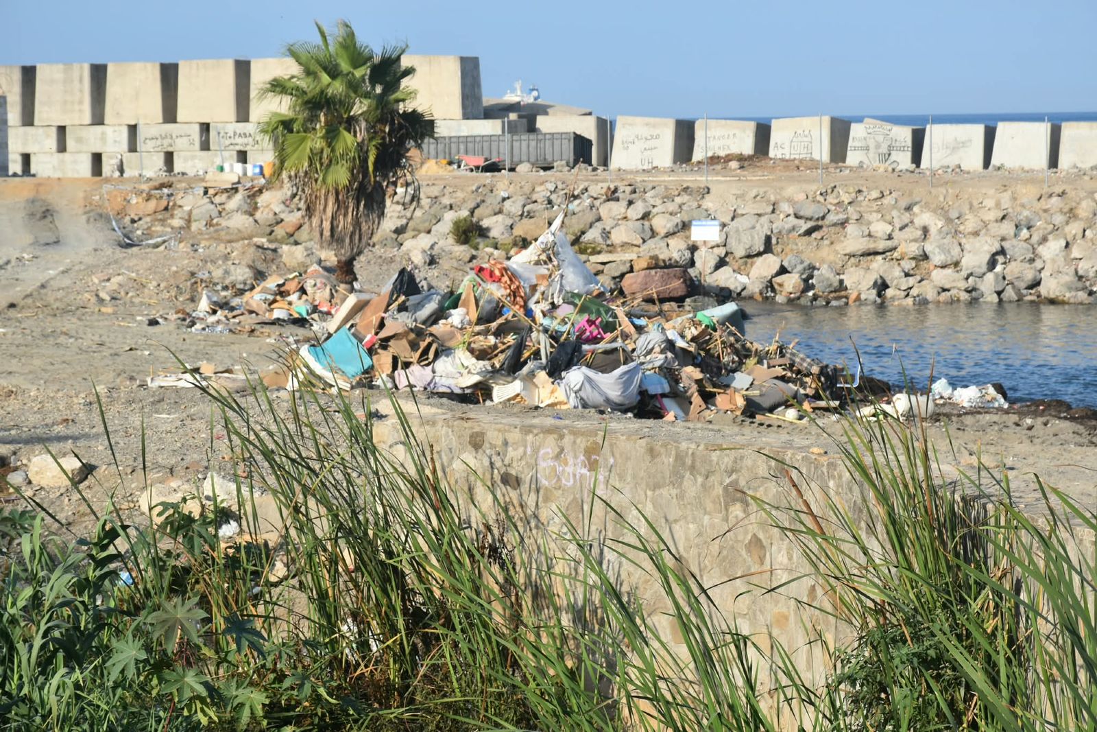 Traslado y retorno de migrantes al CATE y a Marruecos tras el desalojo de la playa de Beníte