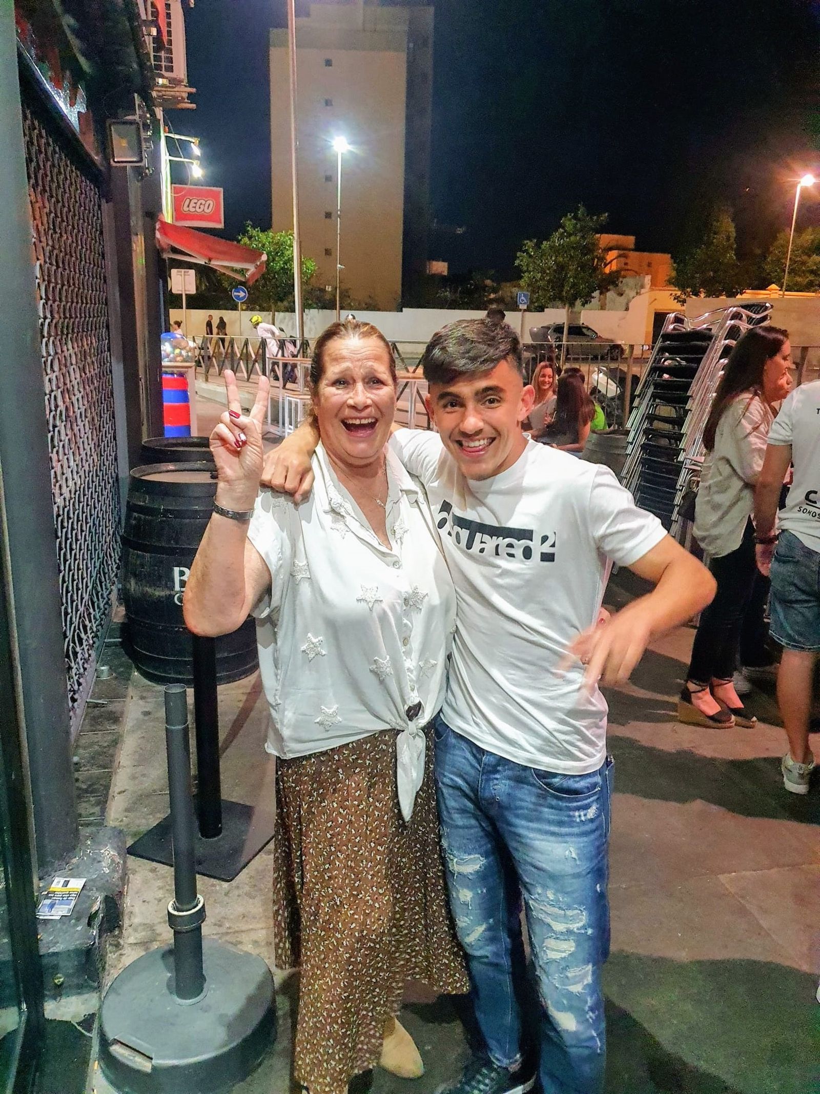 Lola junto al jugador ceutí Aisar