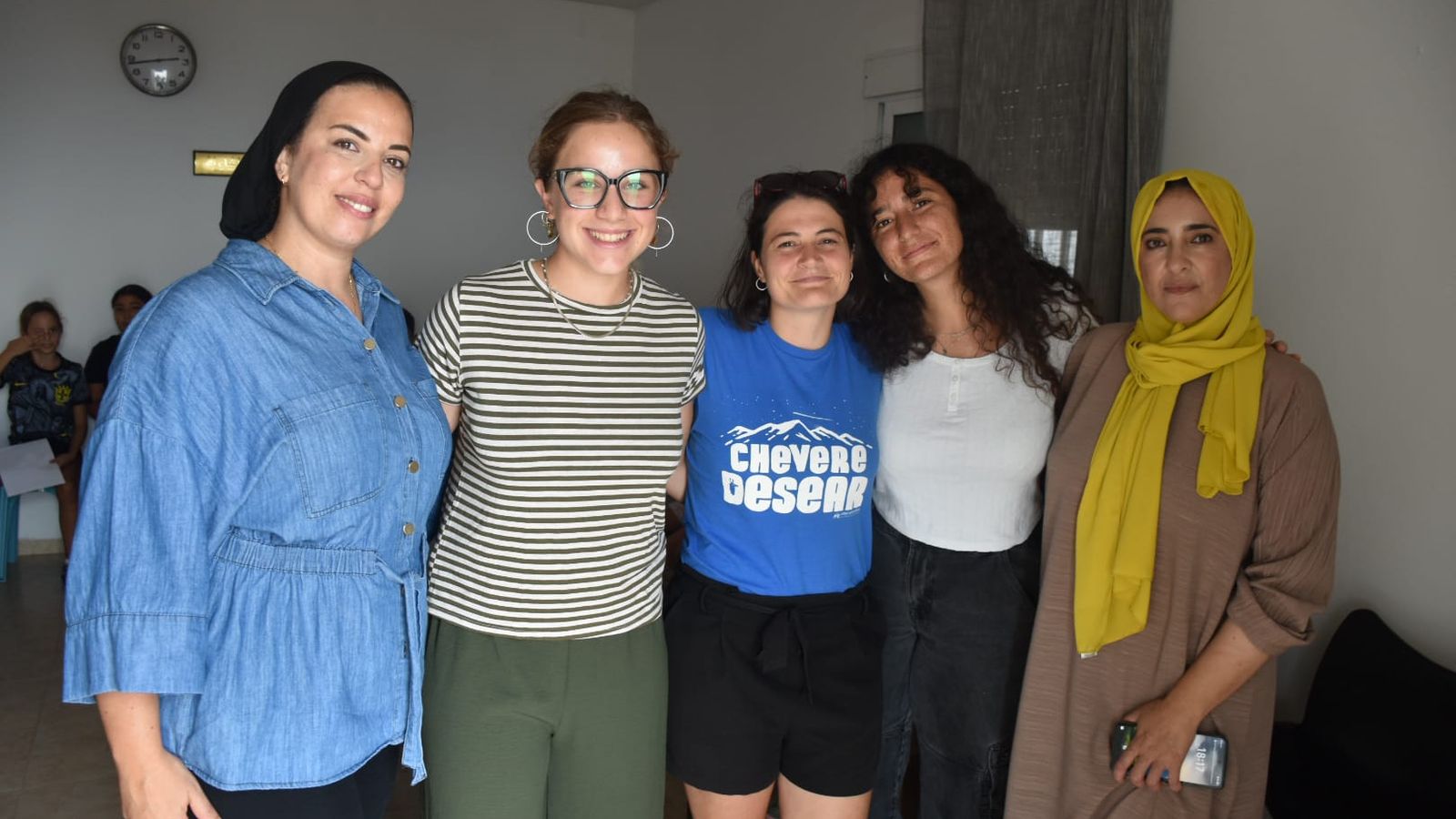 Abdeselam junto a las tres voluntarias italianas y a Rahma, presidenta de Benzú