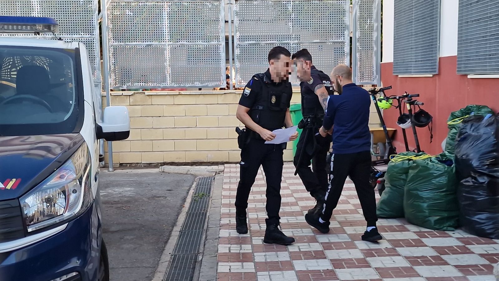 Los tres detenidos por la muerte del recién nacido vuelven a los Juzgados desde los calabozos Los tres detenidos por la muerte del recién nacido vuelven a los Juzgados desde los calabozos