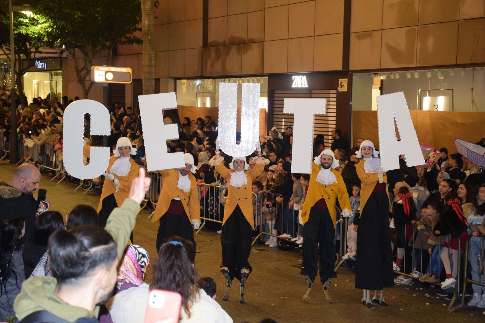 Los ceutíes se emocionan con la llegada de los Reyes Magos