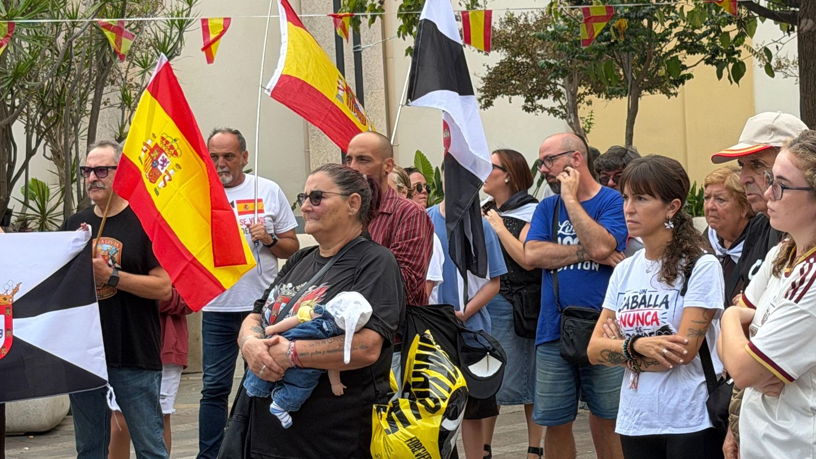 Protesta de ceutíes en la plaza de los Reyes contra la crisis tras 64 días