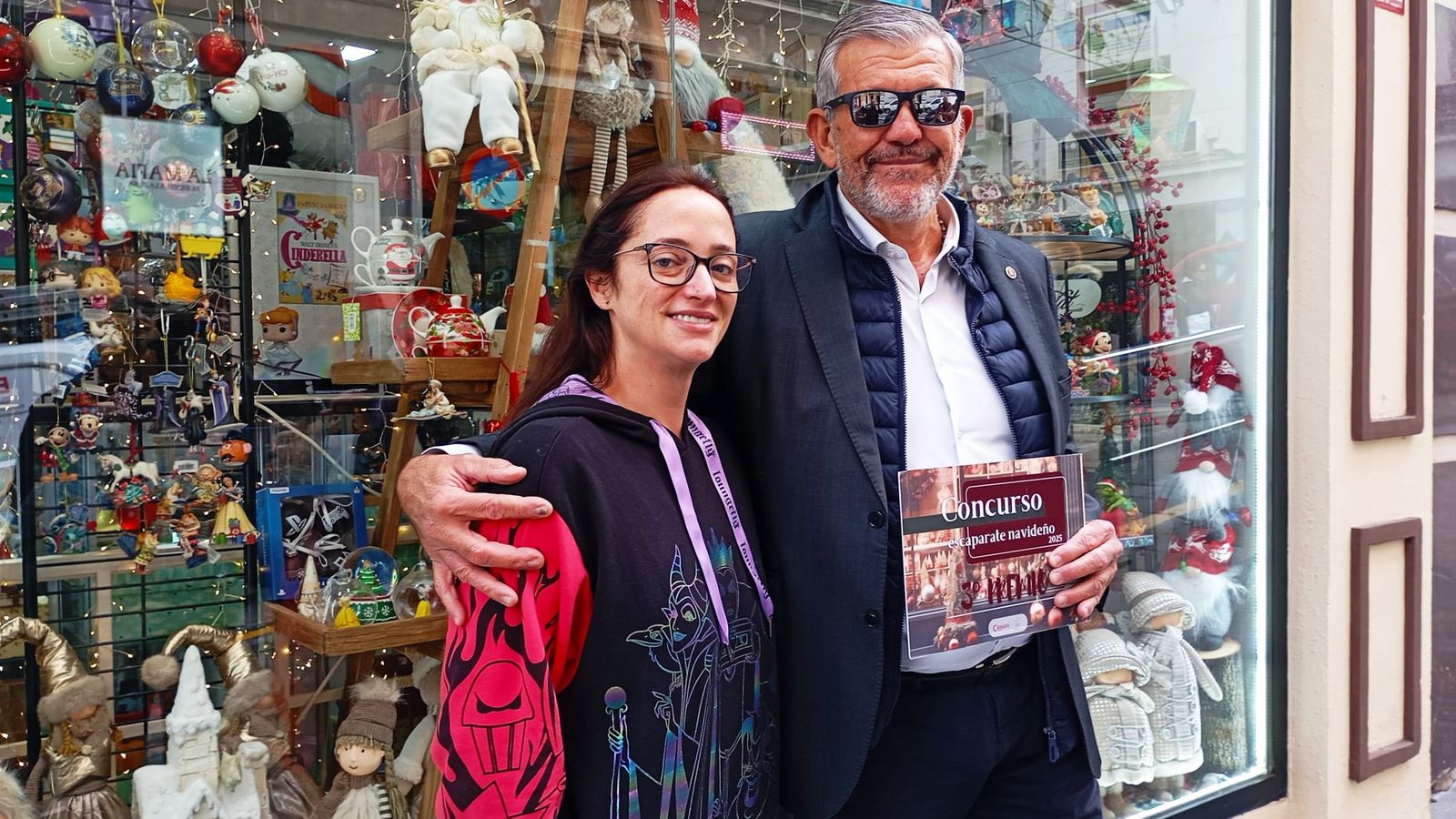 Margarita Fernández recibe su premio de manos de Miguel Ángel Pérez del Castillo