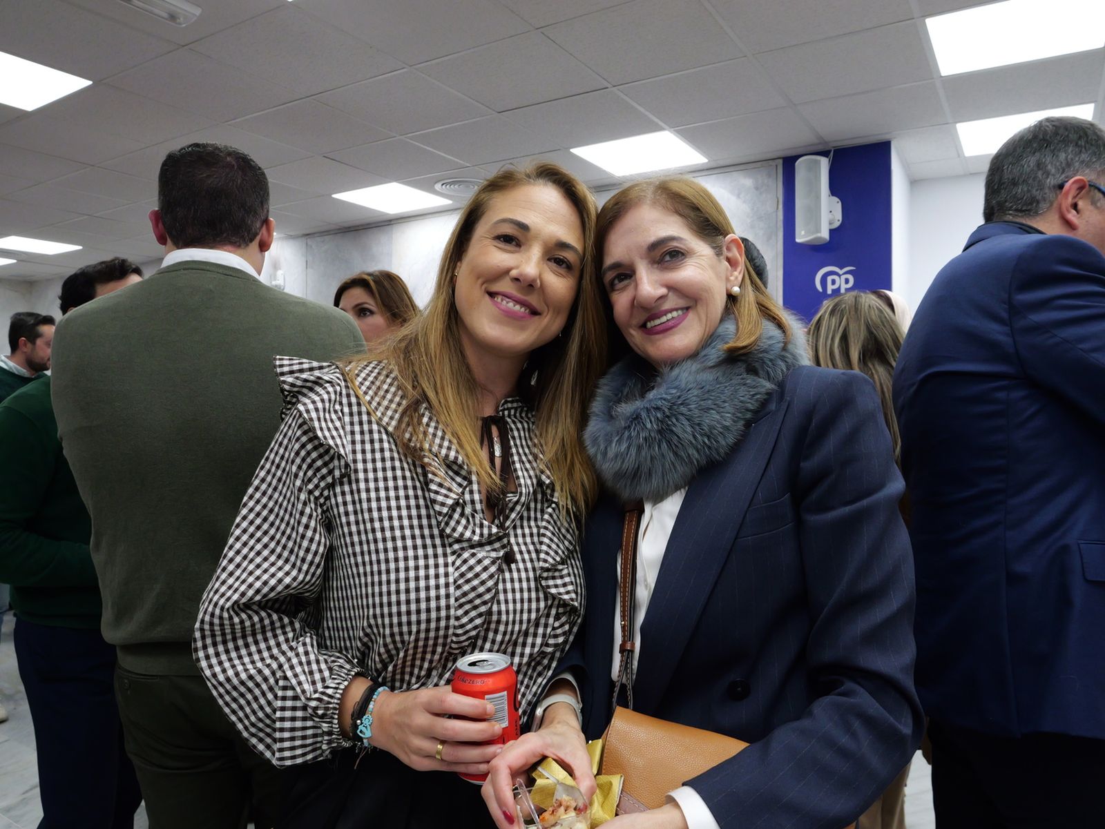 Vivas sugiere un relevo futuro y reivindica su gestión en la copa navideña del PP