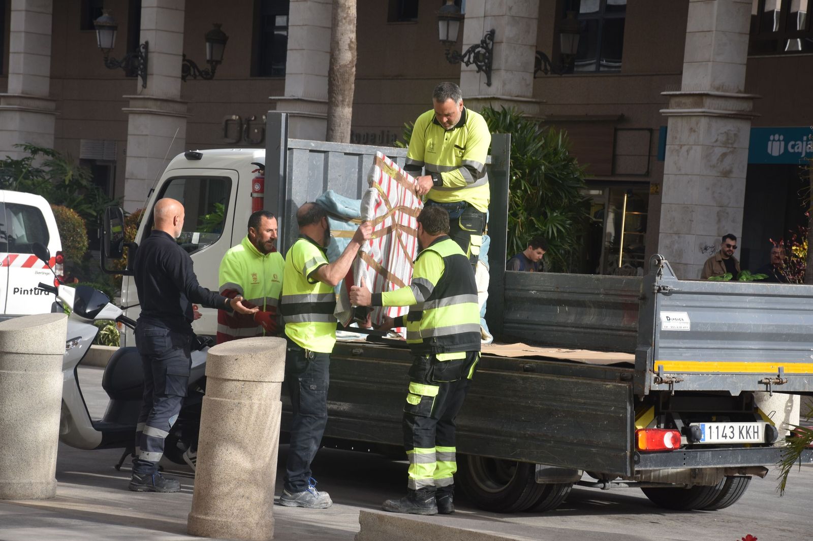 Operarios trasladando enseres de las familias de González de la Vega a la pensión en Benítez