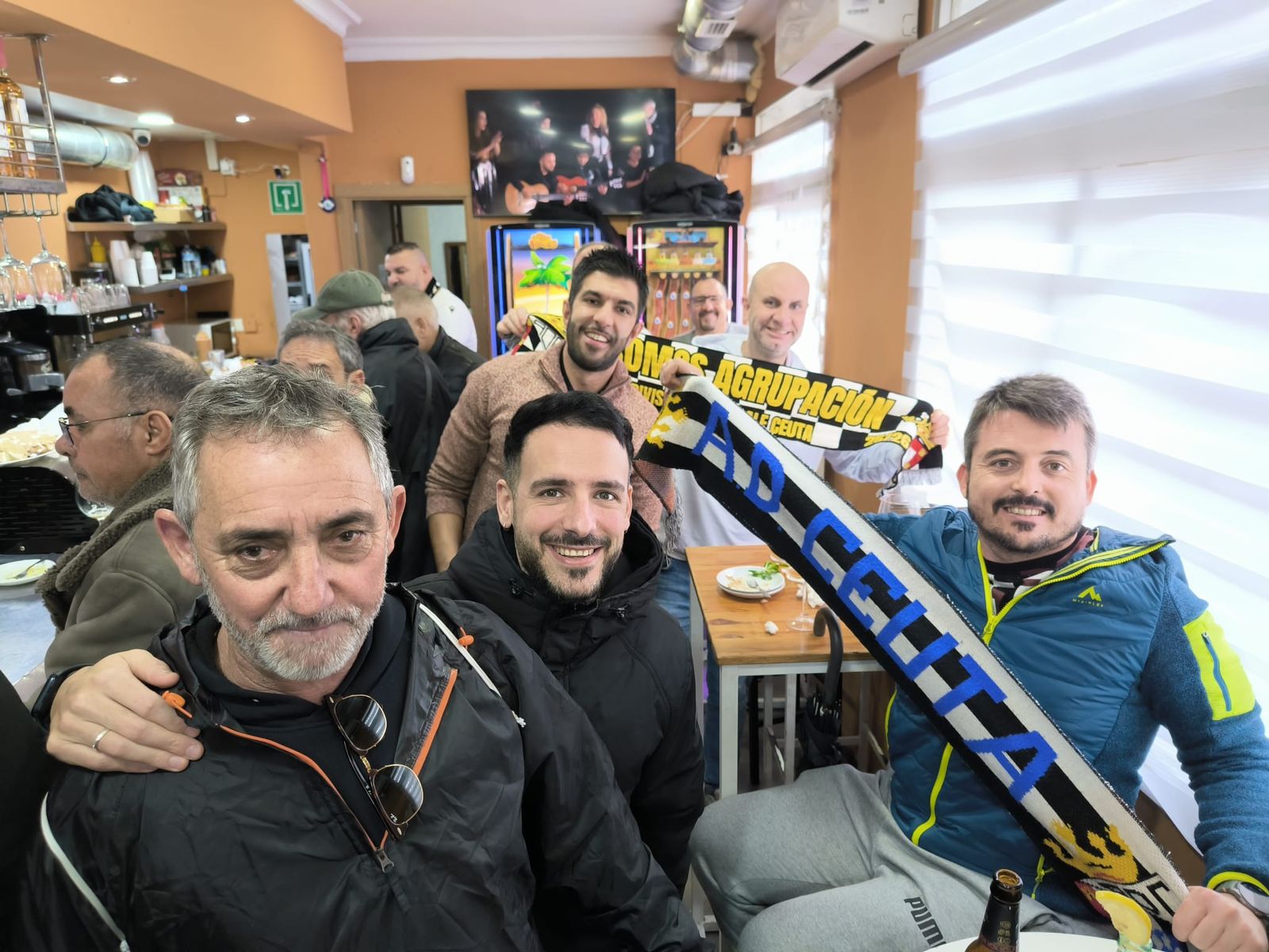 La afición ceutí ya disfruta del ambiente antes del partido a los alrededores del Alfonso Murube