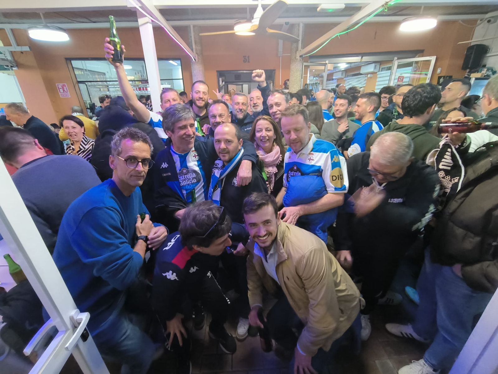 Ambiente de previa entre las aficiones de la AD Ceuta y el Real Club Deportivo