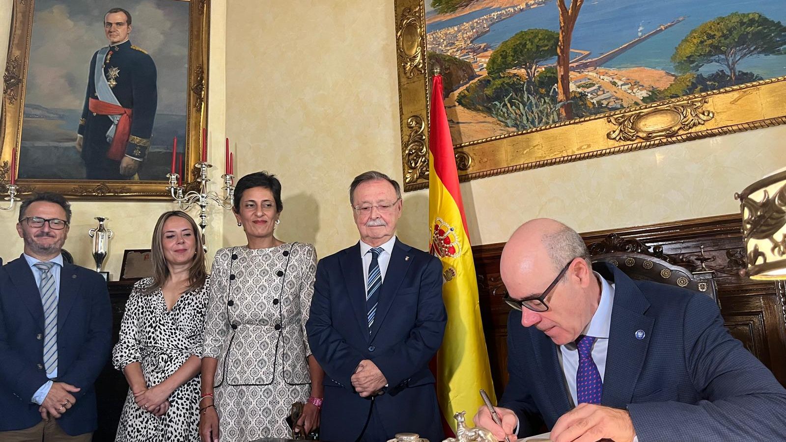 El rector de la UGR firma en el Libro de Honor de la Ciudad El rector de la UGR firma en el Libro de Honor de la Ciudad
