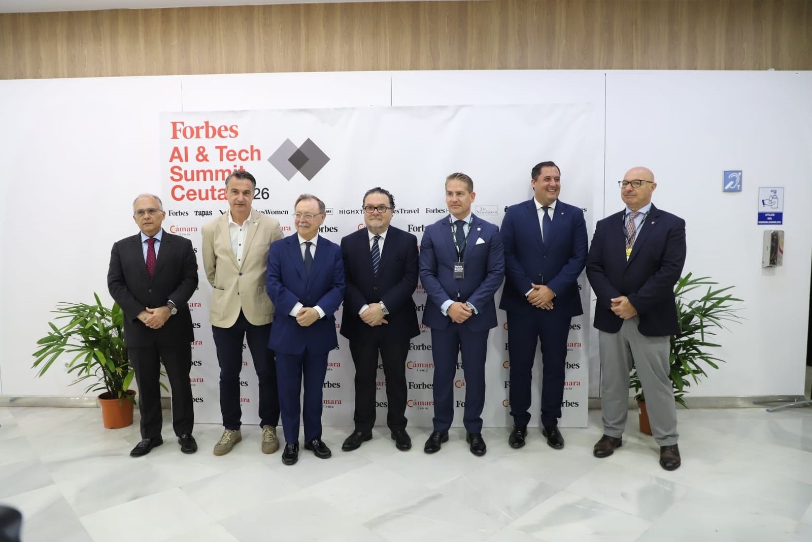 Foto de familia de autoridades y organizadores de las jornadas