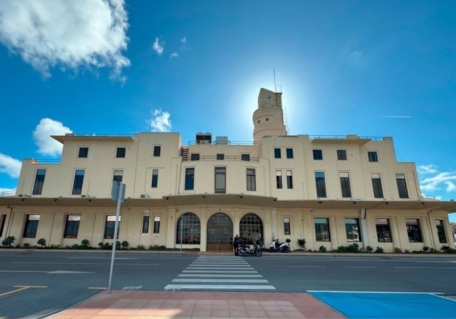 Imagen frontal del edificio de la Autoridad Portuaria de Ceuta