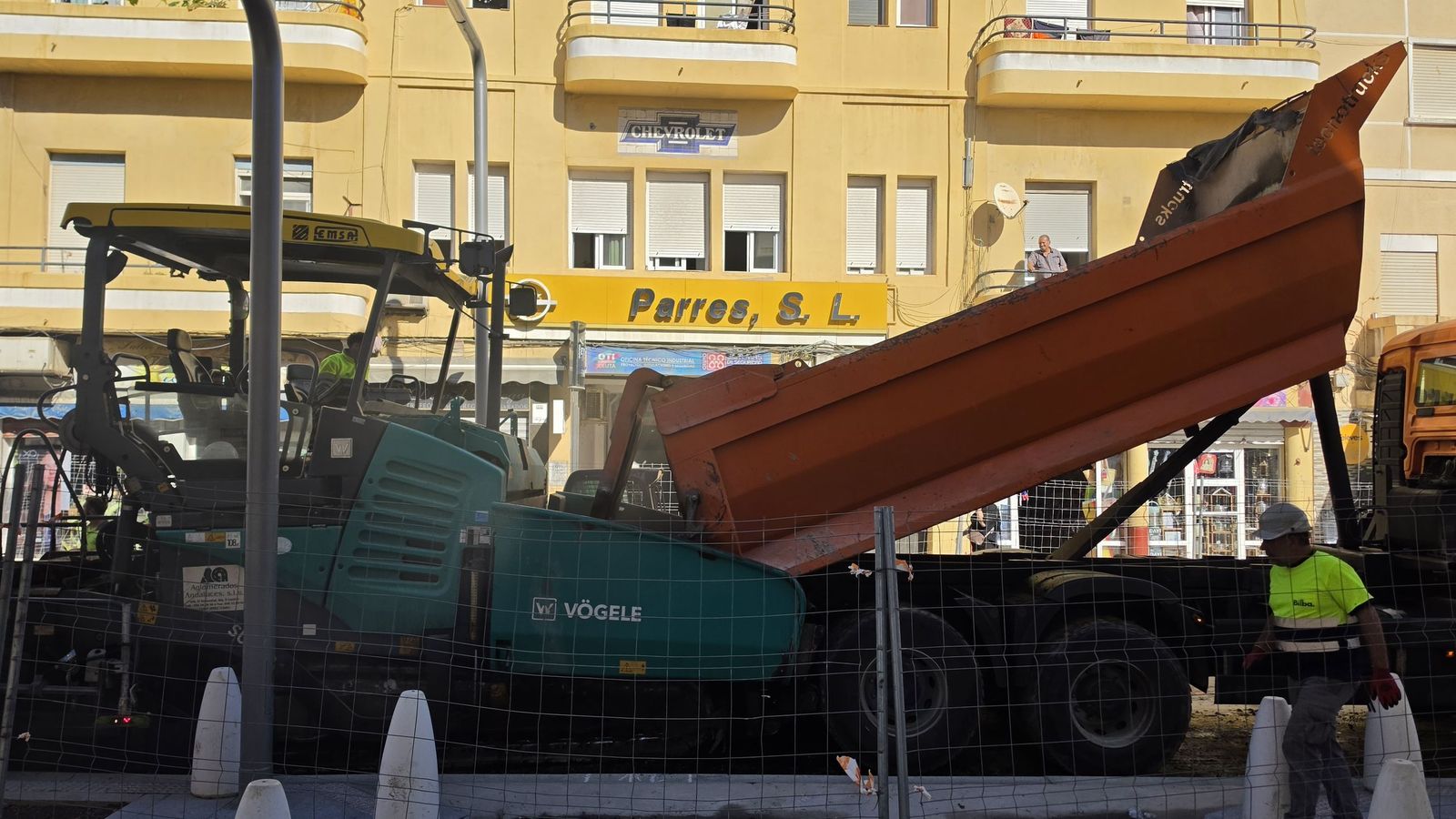 Comienzan a asfaltar el primer tramo de Hadú, que abrirá esta semana al tráfico rodado
