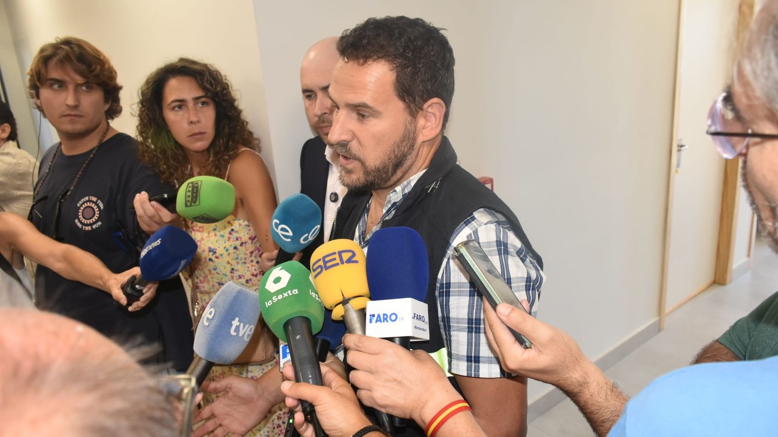 El comandante Munguía atiende a los medios