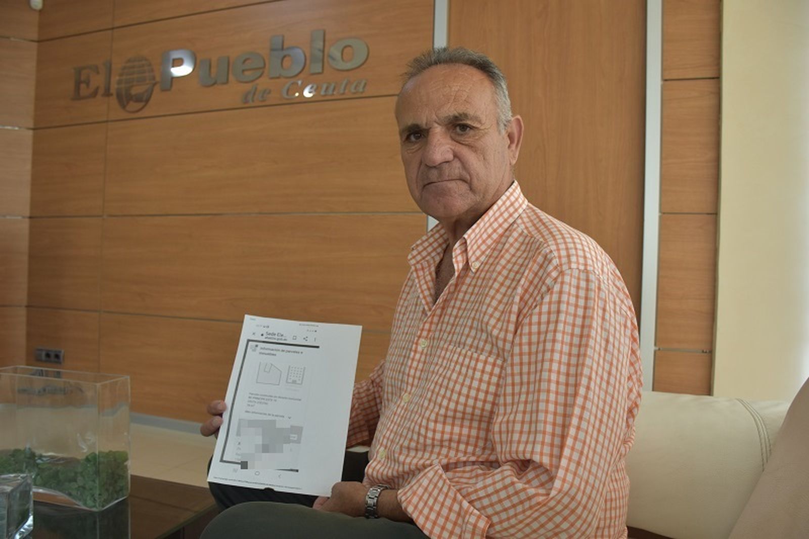 El vecino del Príncipe Francisco Toro muestra un documento con datos sobre su vivienda. / FOTO G.S.