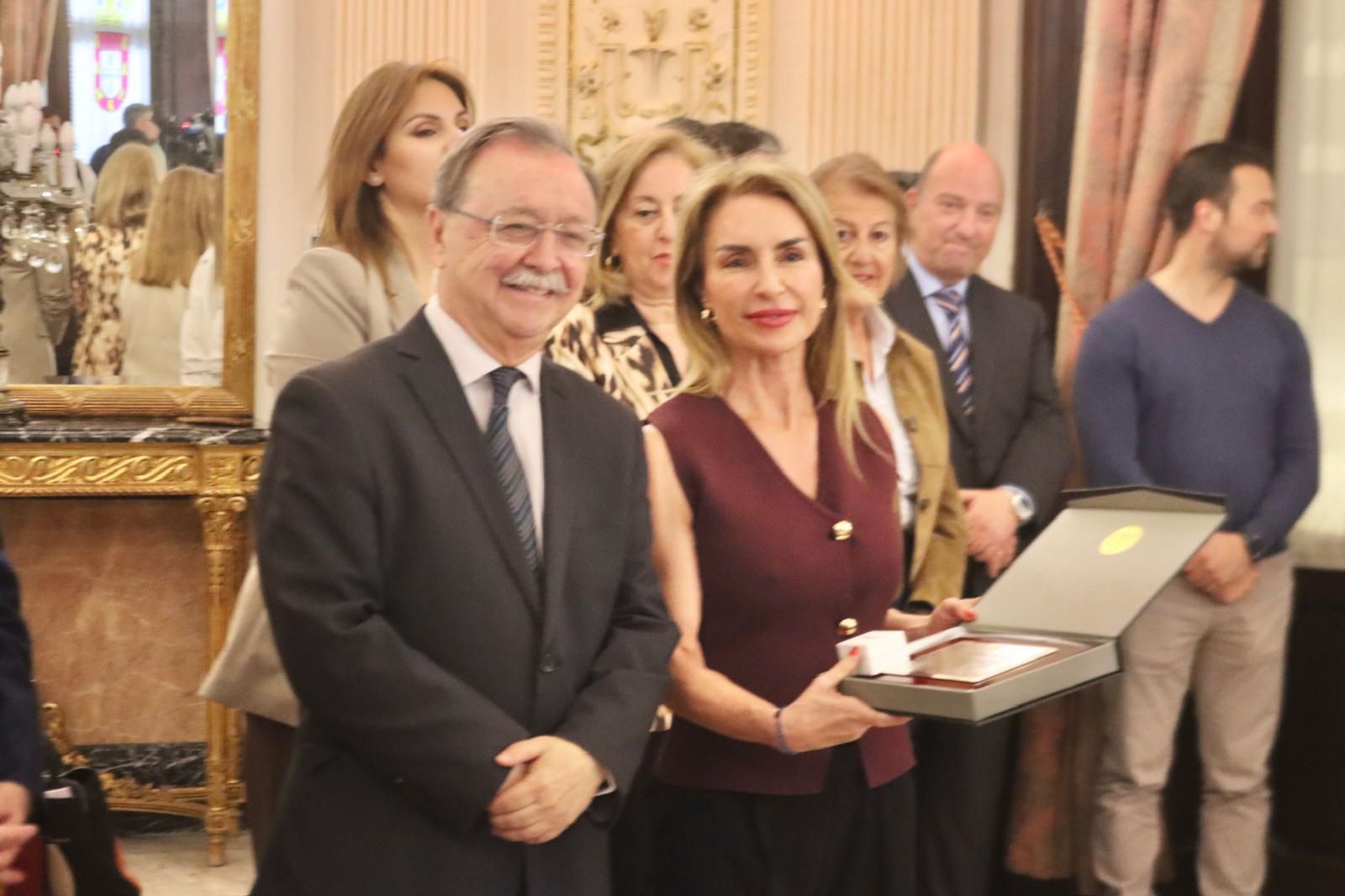 Acto de entrega de reconocimientos por el Día del Funcionario en el Salón del Trono