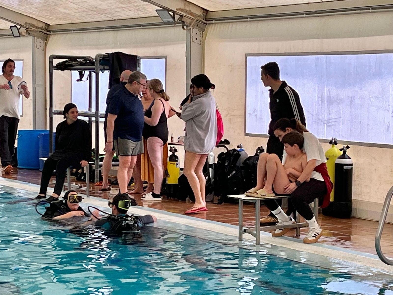 Más de 70 mujeres se sumergen en Ceuta en un bautismo de buceo para celebrar el 8M