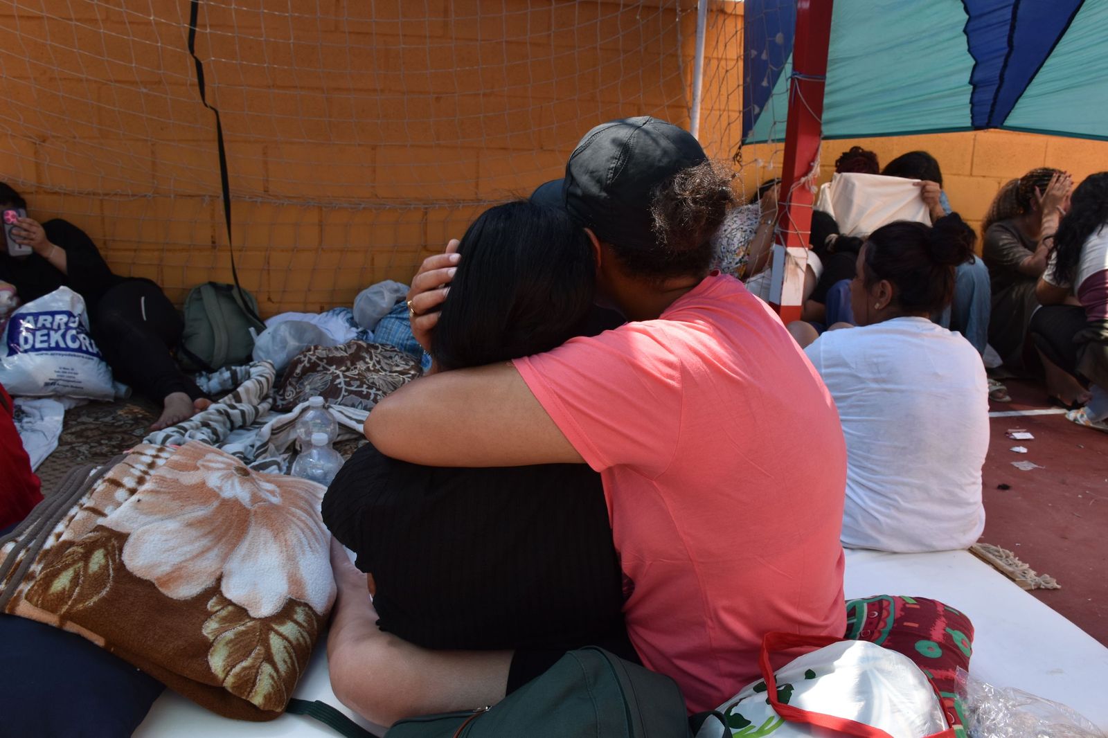 Najwa y Khadija, una pareja marroquí que huyó de su país para poder amarse libremente, posa en la carpa donde se refugian, en La Reina