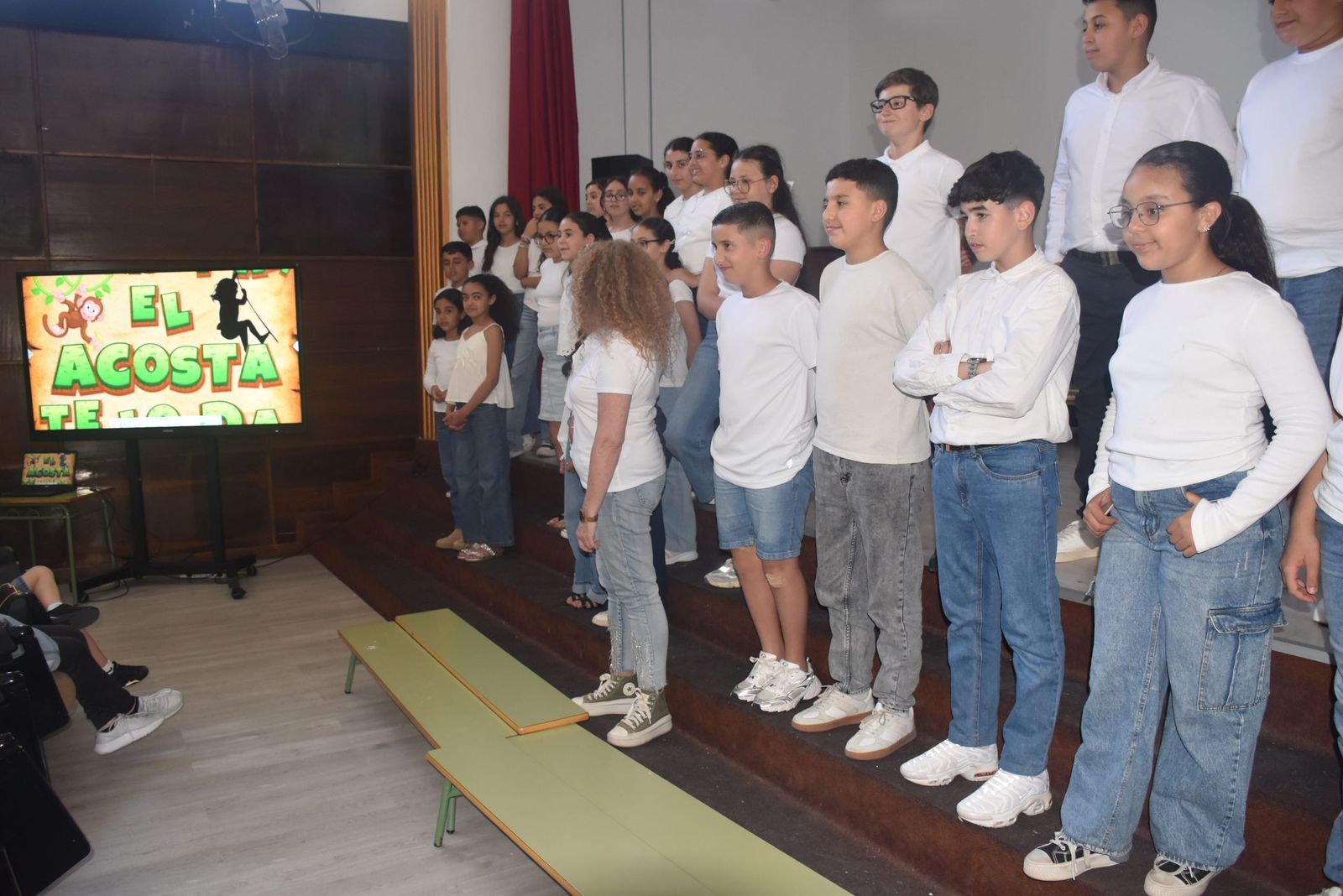 Simpática y colorida selva para poner fin a la Semana Cultural del 'José Acosta'