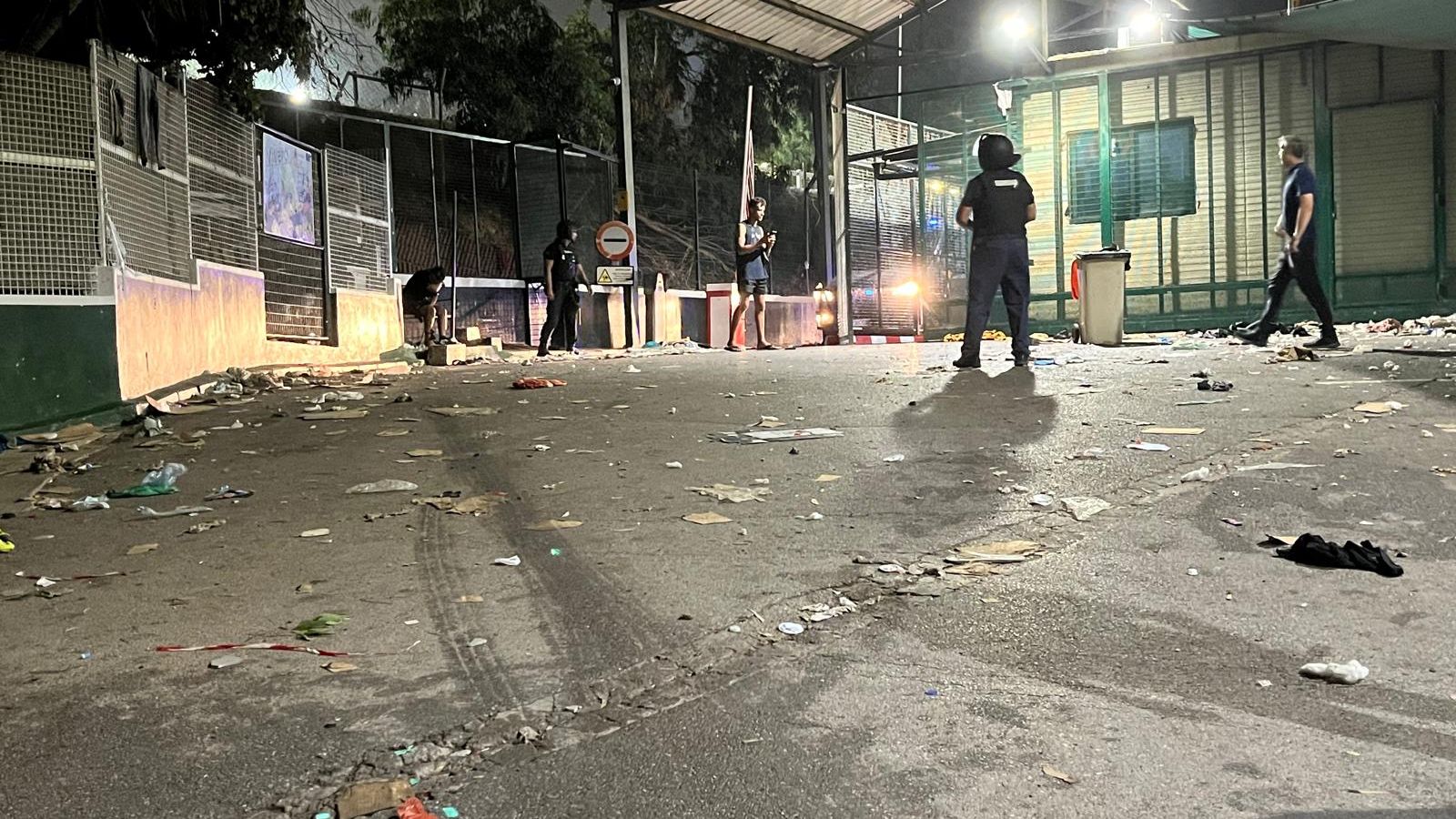 La Policía Nacional forma un cordón para despejar los alrededores del CETI tras un intento de entrada forzosa